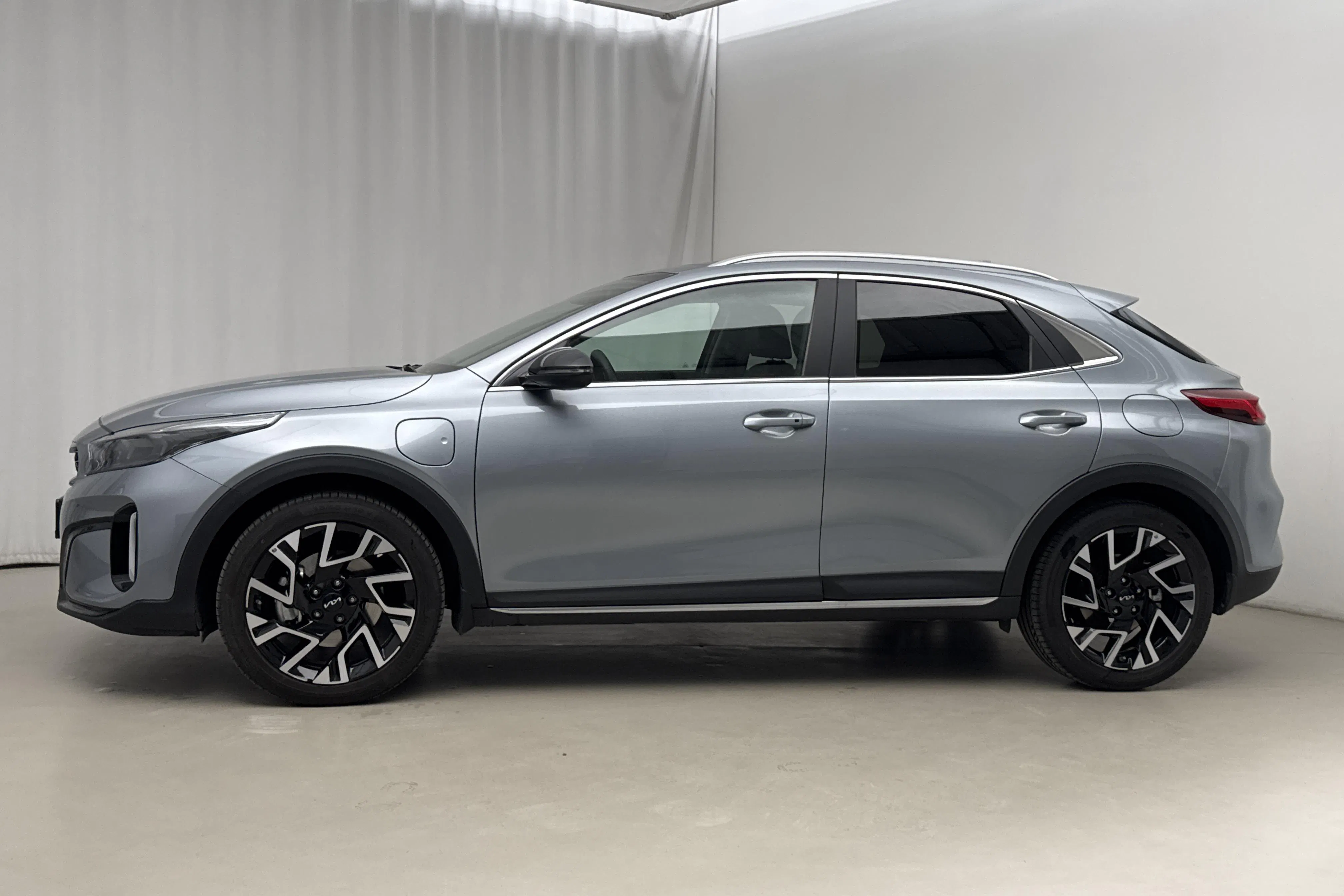 Presentation photo 2 of 22: KIA XCeed 1.6 Plug-in Hybrid 5dr (141hk) - 14 620 km - Automatic - gray - 2024