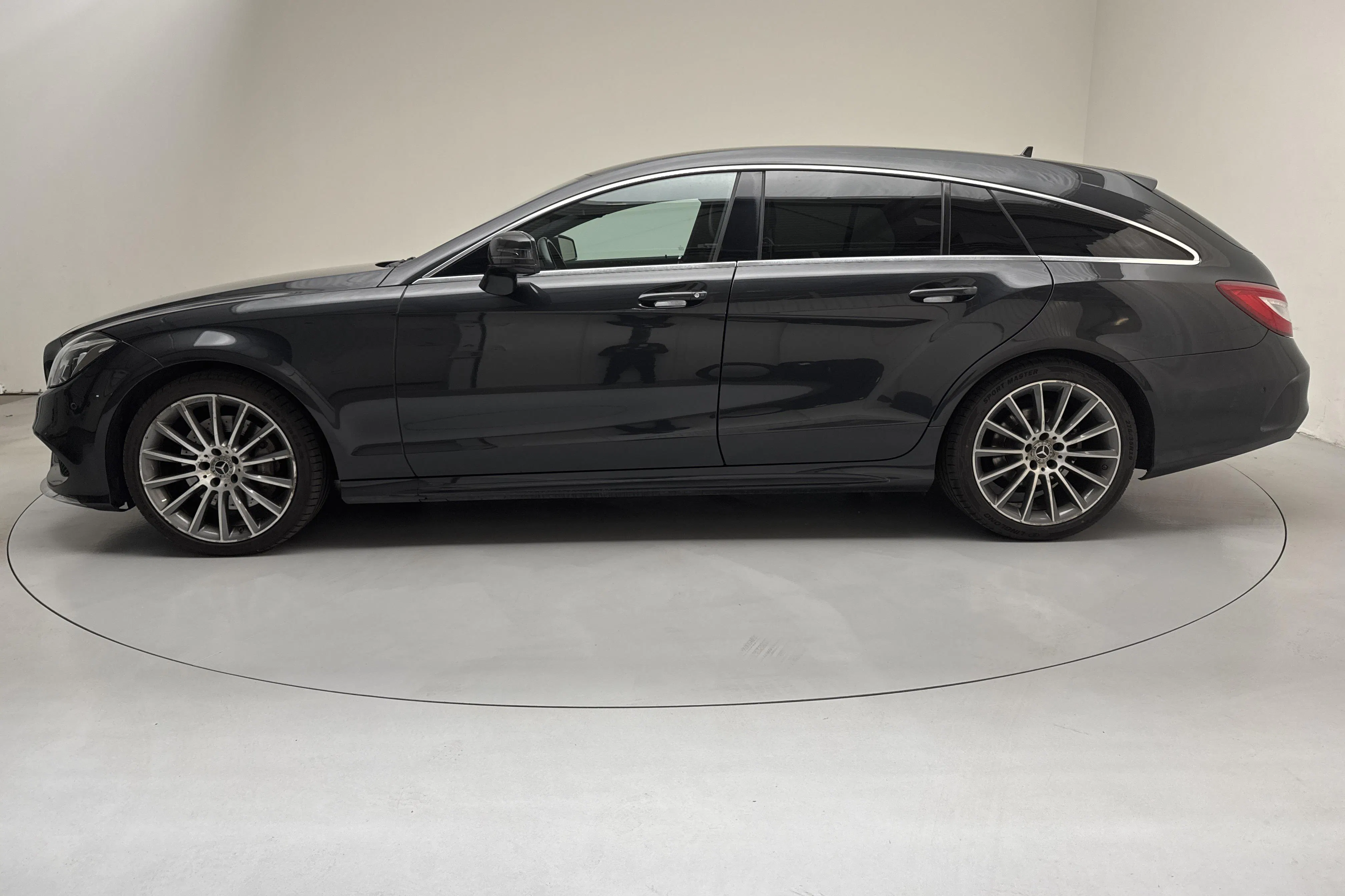 Presentationsfoto 2 av 16: Mercedes CLS 350d 4MATIC Shooting Brake X218 (258hk) - 13 926 mil - Automat - svart - 2017