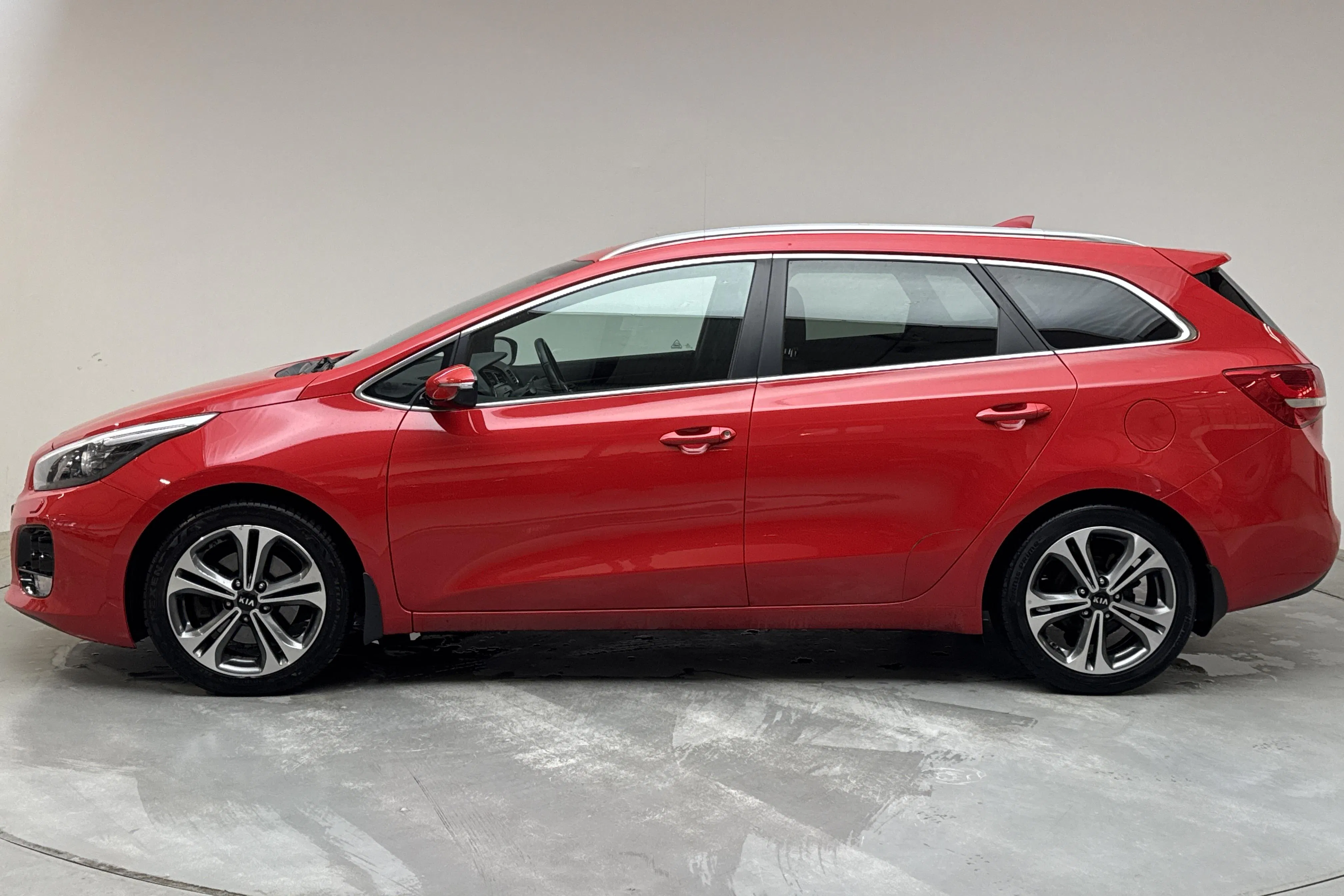 Presentationsfoto 2 av 14: KIA Cee'd 1.6 CRDi SW (136hk) - 9 486 mil - Manuell - röd - 2017