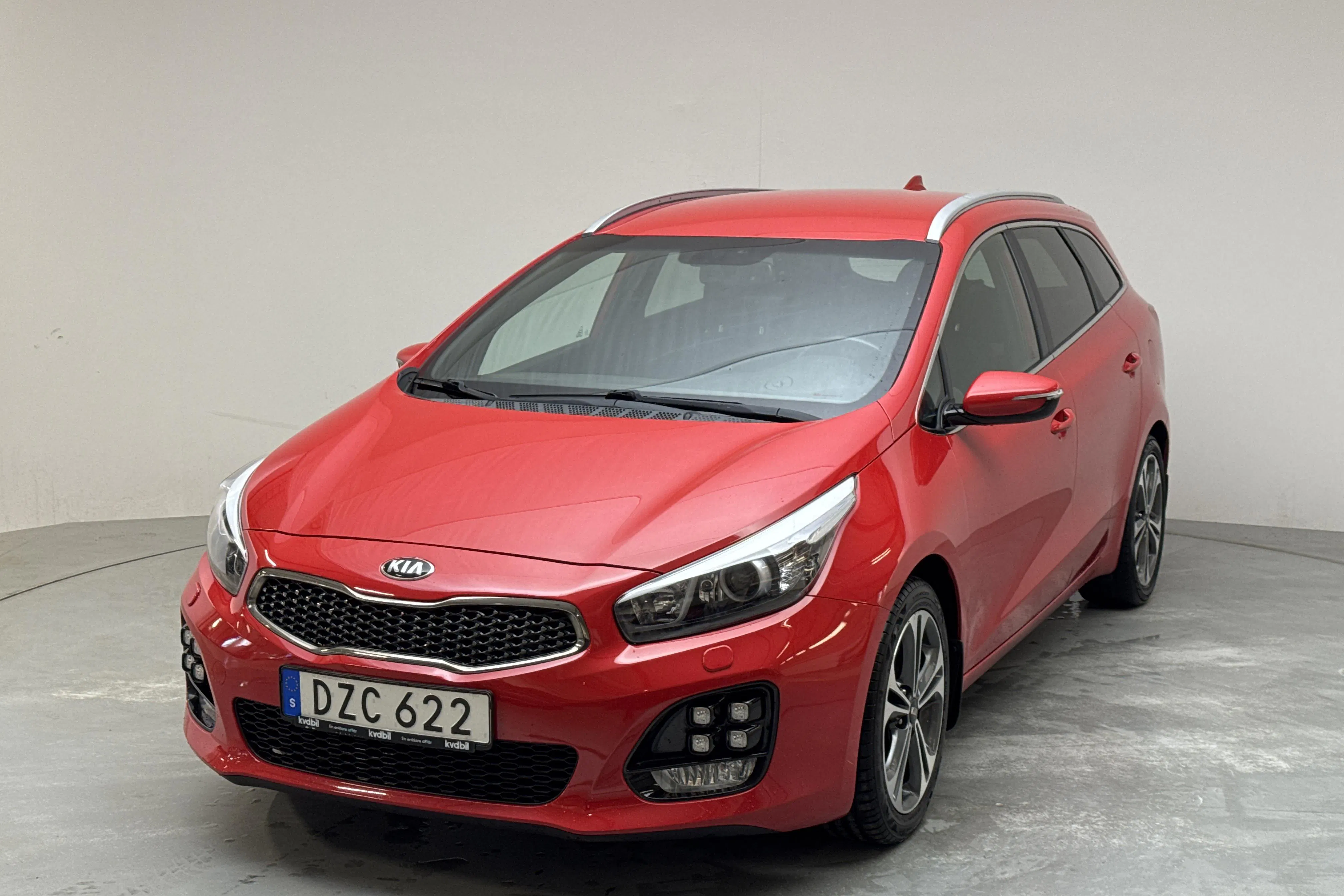 Presentationsfoto 1 av 14: KIA Cee'd 1.6 CRDi SW (136hk) - 9 486 mil - Manuell - röd - 2017