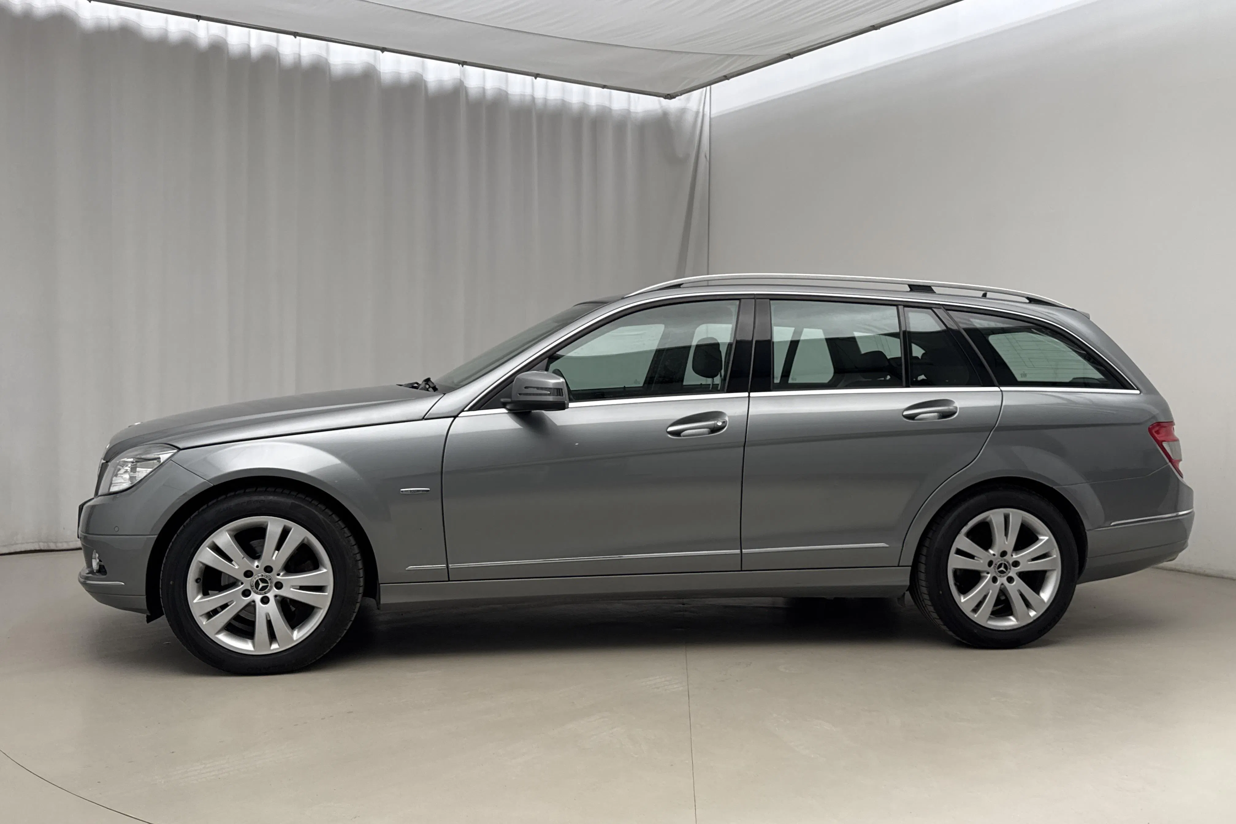 Presentationsfoto 2 av 18: Mercedes C 220 CDI BlueEfficiency Kombi S204 (170hk) - 13 013 mil - Manuell - grå - 2010