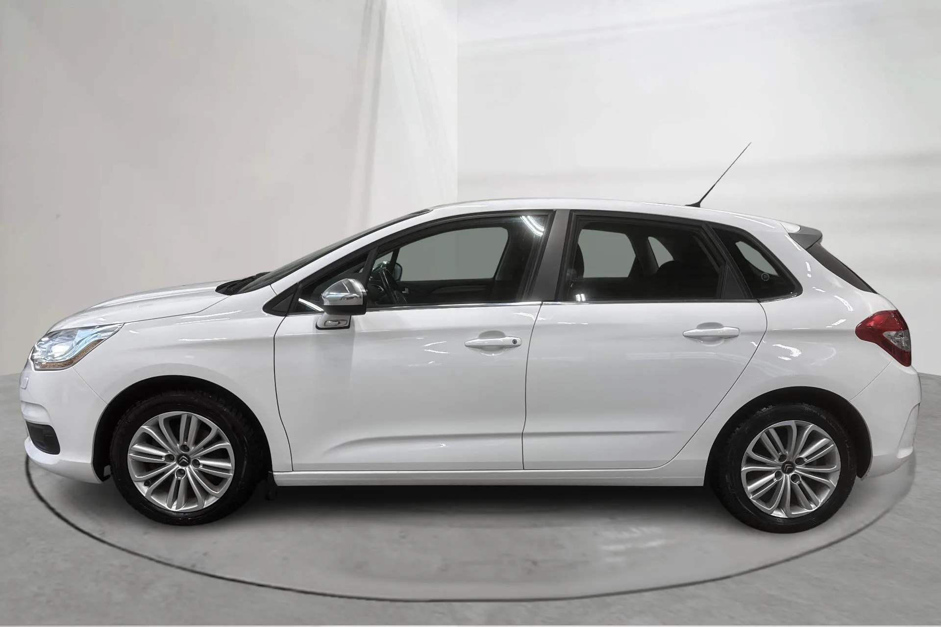 Presentationsfoto 2 av 15: Citroën C4 1.6 HDi (115hk) - 9 289 mil - Manuell - vit - 2014