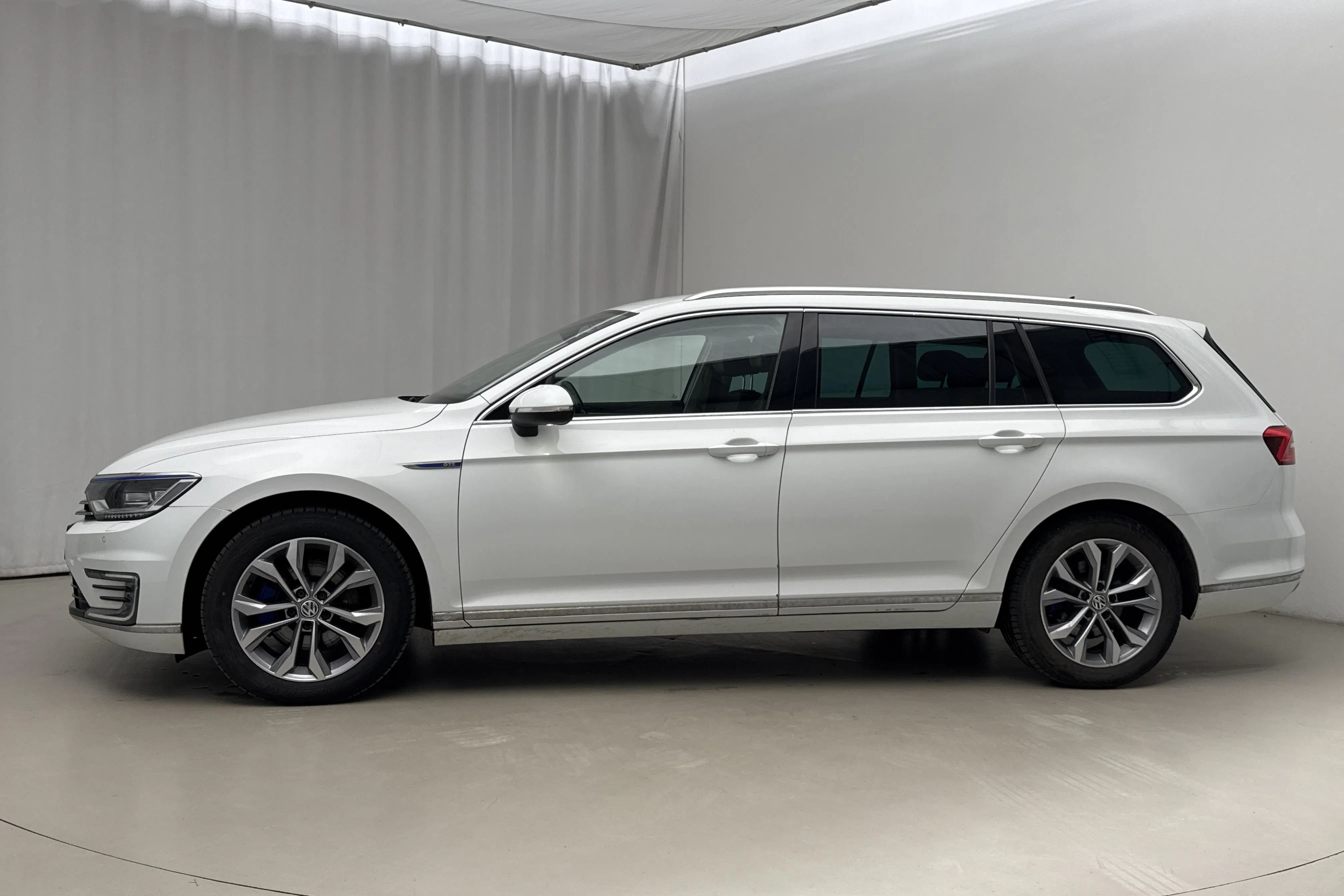 Presentationsfoto 2 av 22: VW Passat 1.4 Plug-in-Hybrid Sportscombi (218hk) - 8 979 mil - Automat - vit - 2017