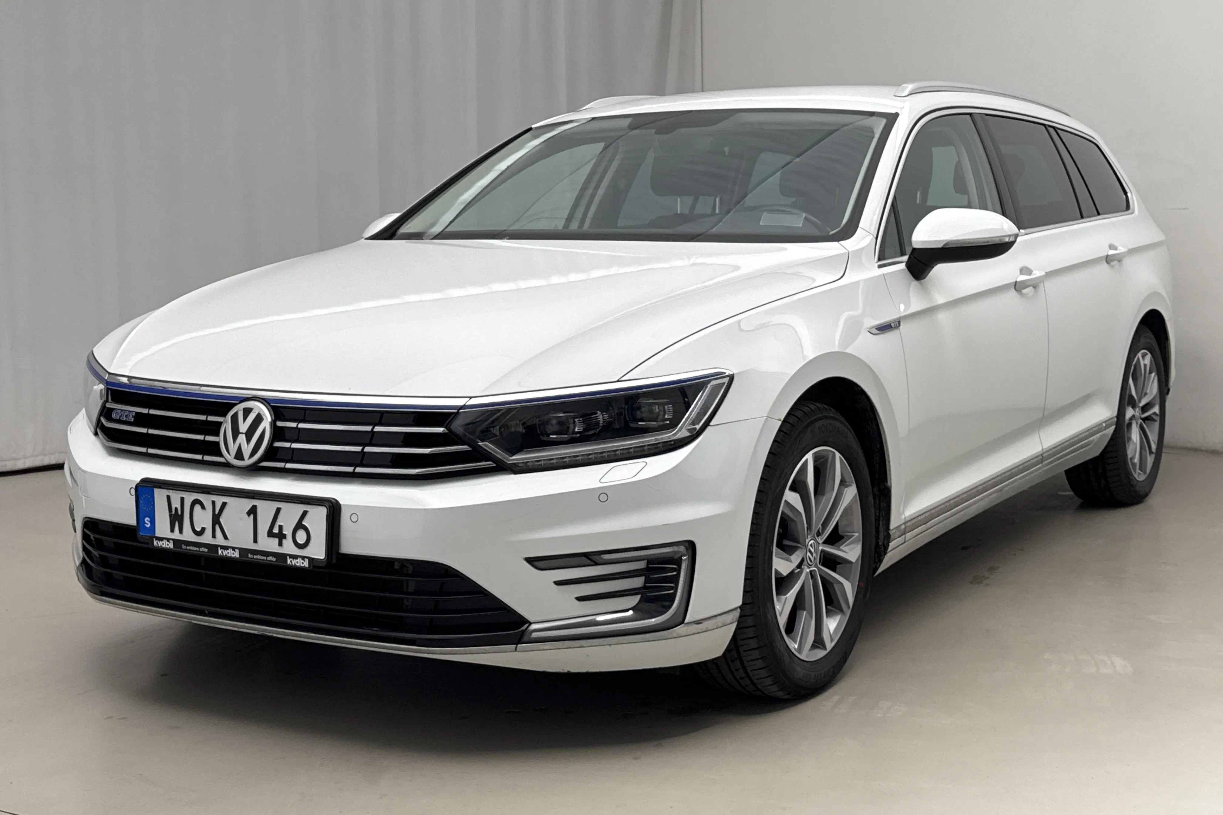 Presentationsfoto 1 av 22: VW Passat 1.4 Plug-in-Hybrid Sportscombi (218hk) - 8 979 mil - Automat - vit - 2017