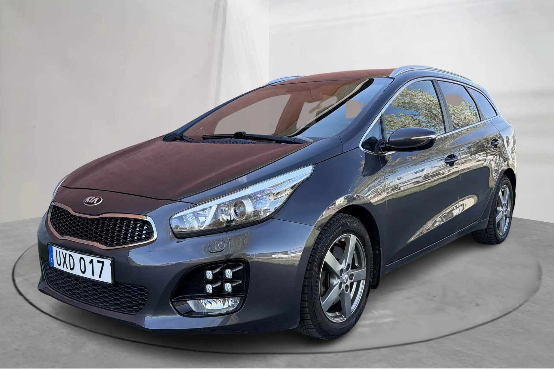 Presentationsfoto 1 av 16: KIA Cee'd 1.6 CRDi SW (136hk) - 9 873 mil - Manuell - grå - 2017