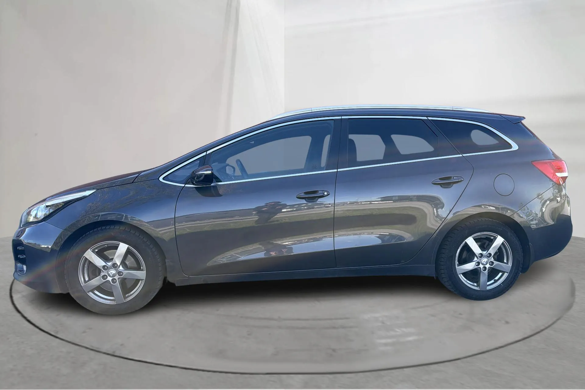 Presentationsfoto 2 av 16: KIA Cee'd 1.6 CRDi SW (136hk) - 9 873 mil - Manuell - grå - 2017
