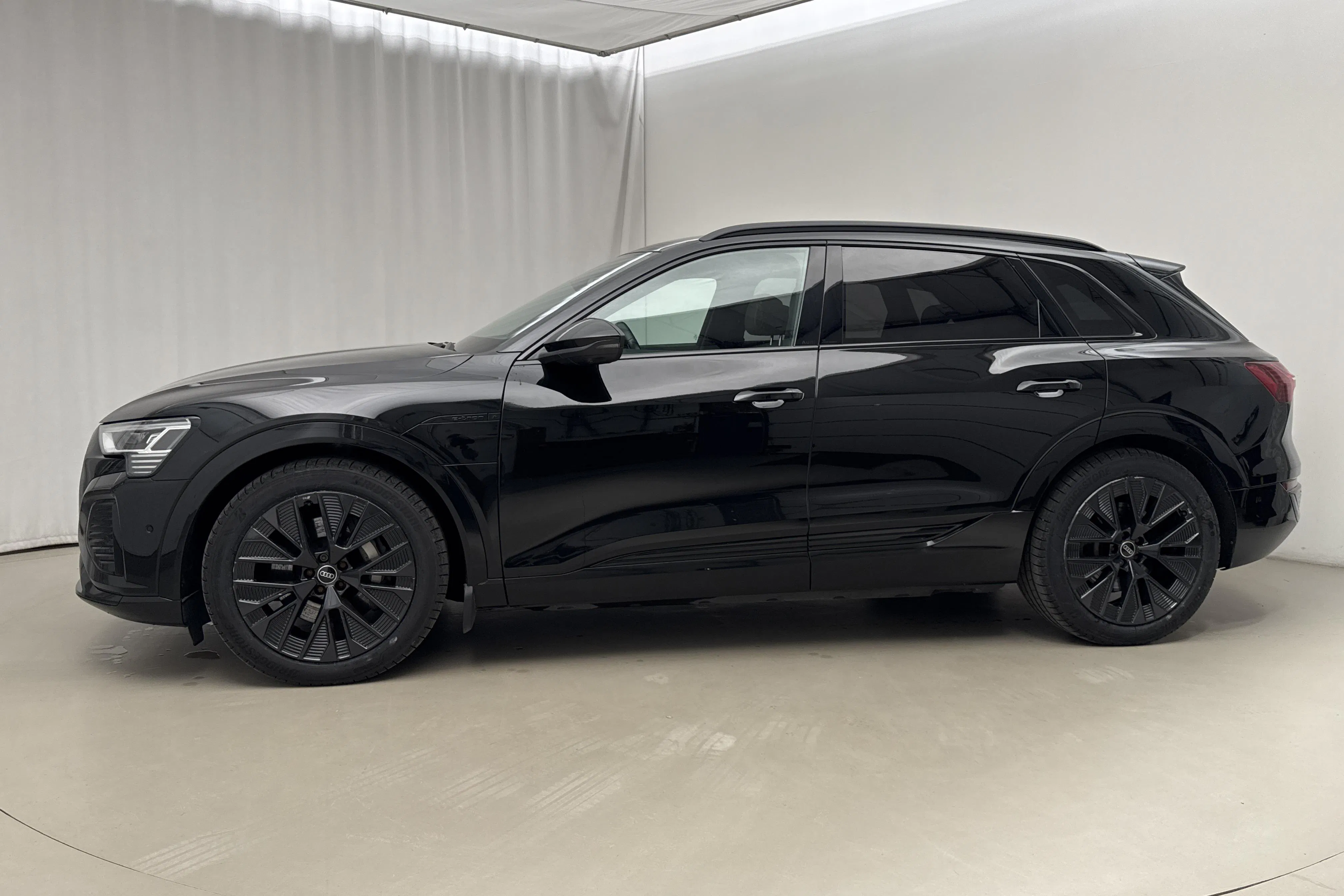 Presentationsfoto 2 av 27: Audi Q8 55 e-tron quattro (408hk) - 10 280 mil - Automat - svart - 2024