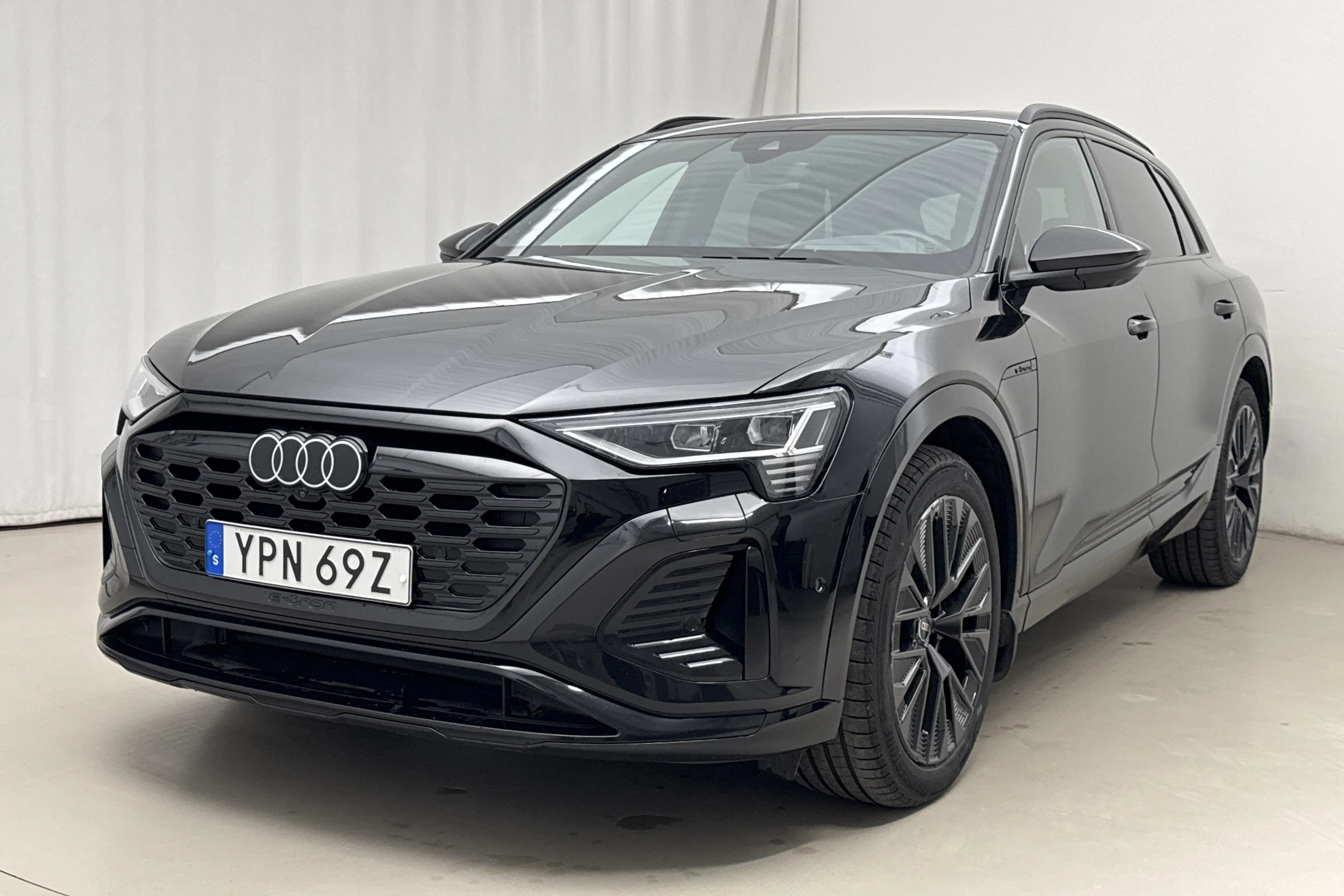 Presentationsfoto 1 av 27: Audi Q8 55 e-tron quattro (408hk) - 10 280 mil - Automat - svart - 2024
