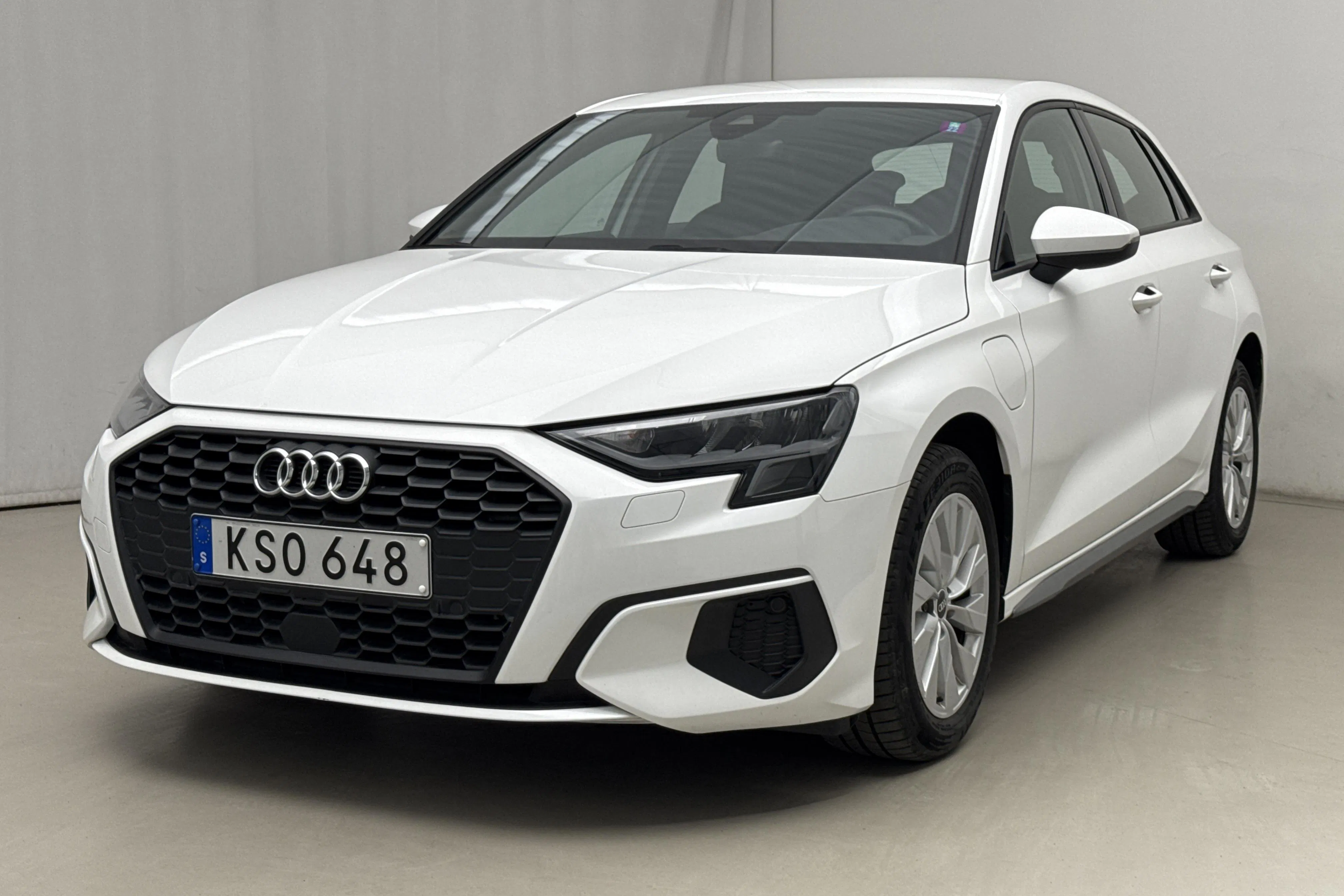 Presentationsfoto 1 av 21: Audi A3 Sportback 40 TFSI e 25,7kWh (204hk) - 3 542 mil - Automat - vit - 2021