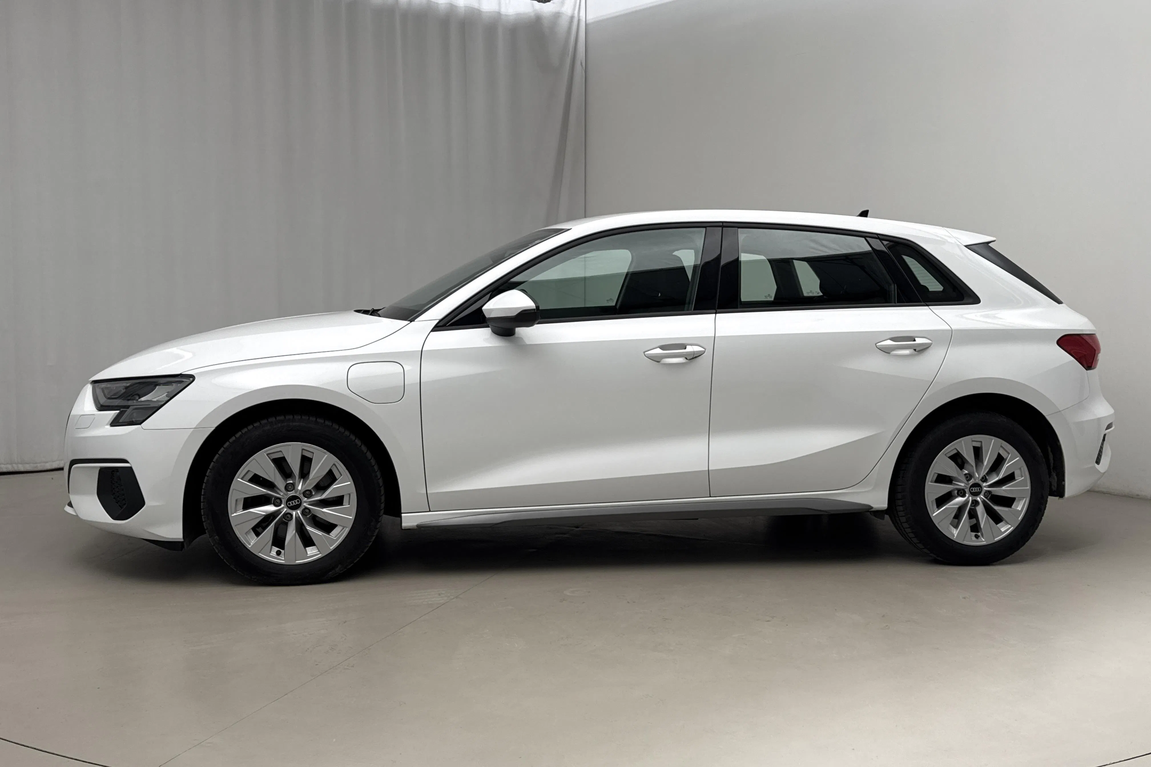 Presentationsfoto 2 av 21: Audi A3 Sportback 40 TFSI e 25,7kWh (204hk) - 3 542 mil - Automat - vit - 2021