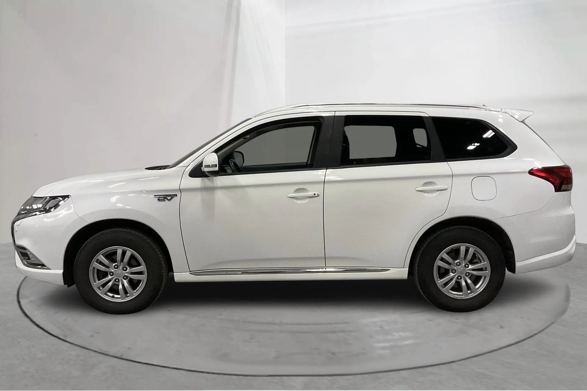 Presentationsfoto 2 av 19: Mitsubishi Outlander 2.4 Plug-in Hybrid 4WD (136hk) - 6 449 mil - Automat - vit - 2020