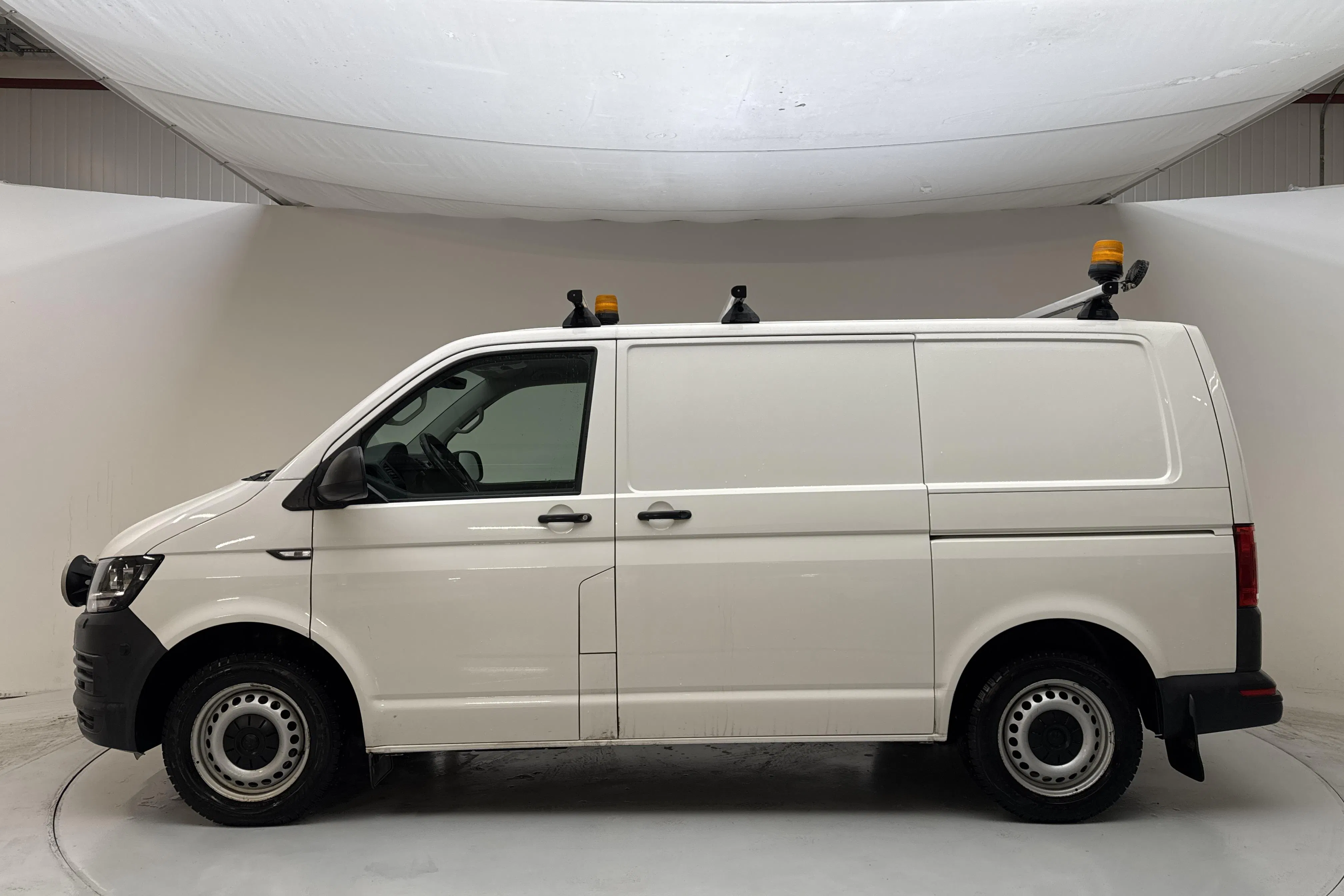 Presentationsfoto 2 av 13: VW Transporter T6 2.0 TDI BMT Skåp 4MOTION (150hk) - 15 560 mil - Manuell - vit - 2019