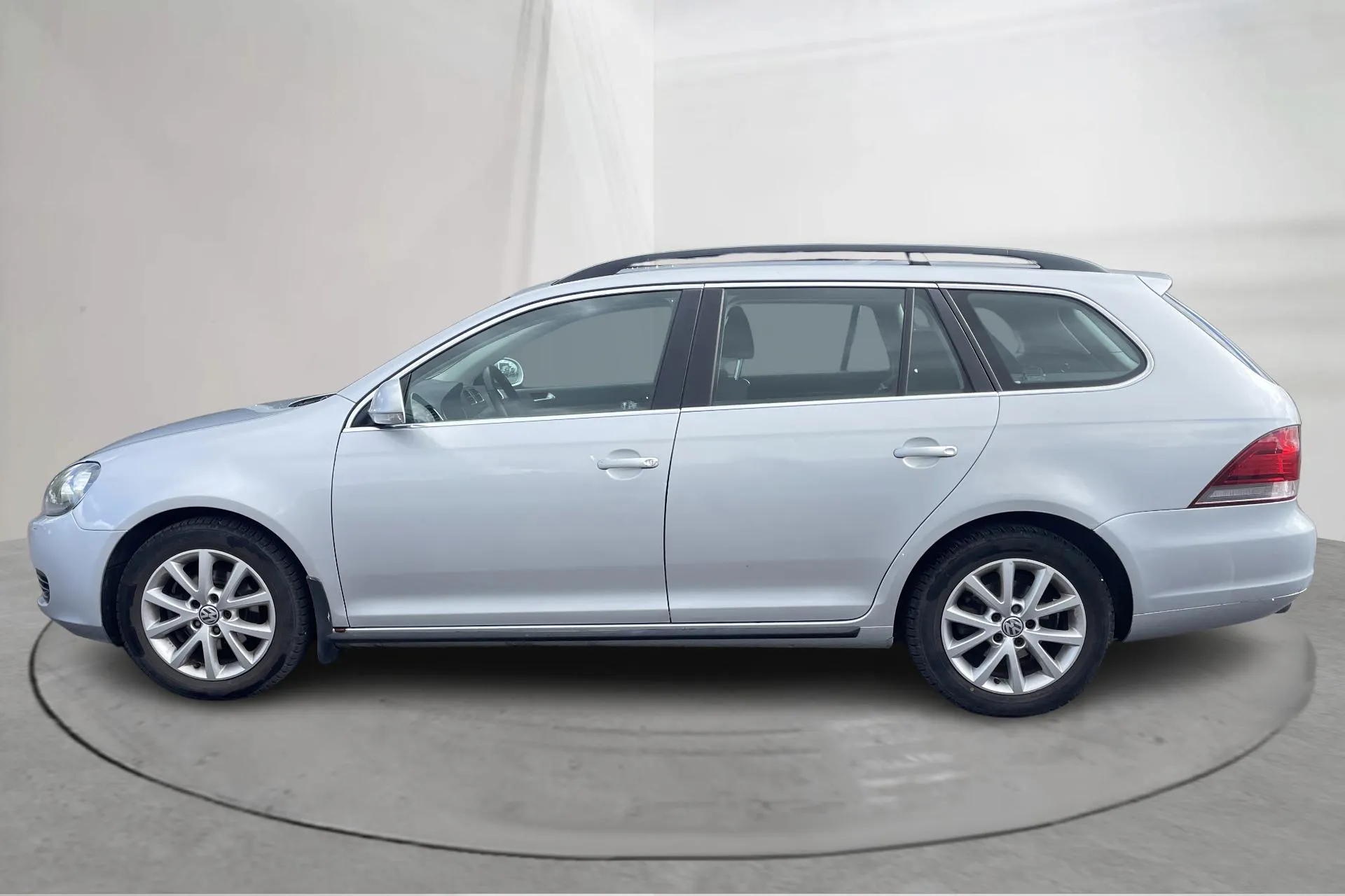Presentationsfoto 2 av 14: VW Golf VI 1.6 TDI Variant (105hk) - 12 920 mil - Automat - silver - 2012