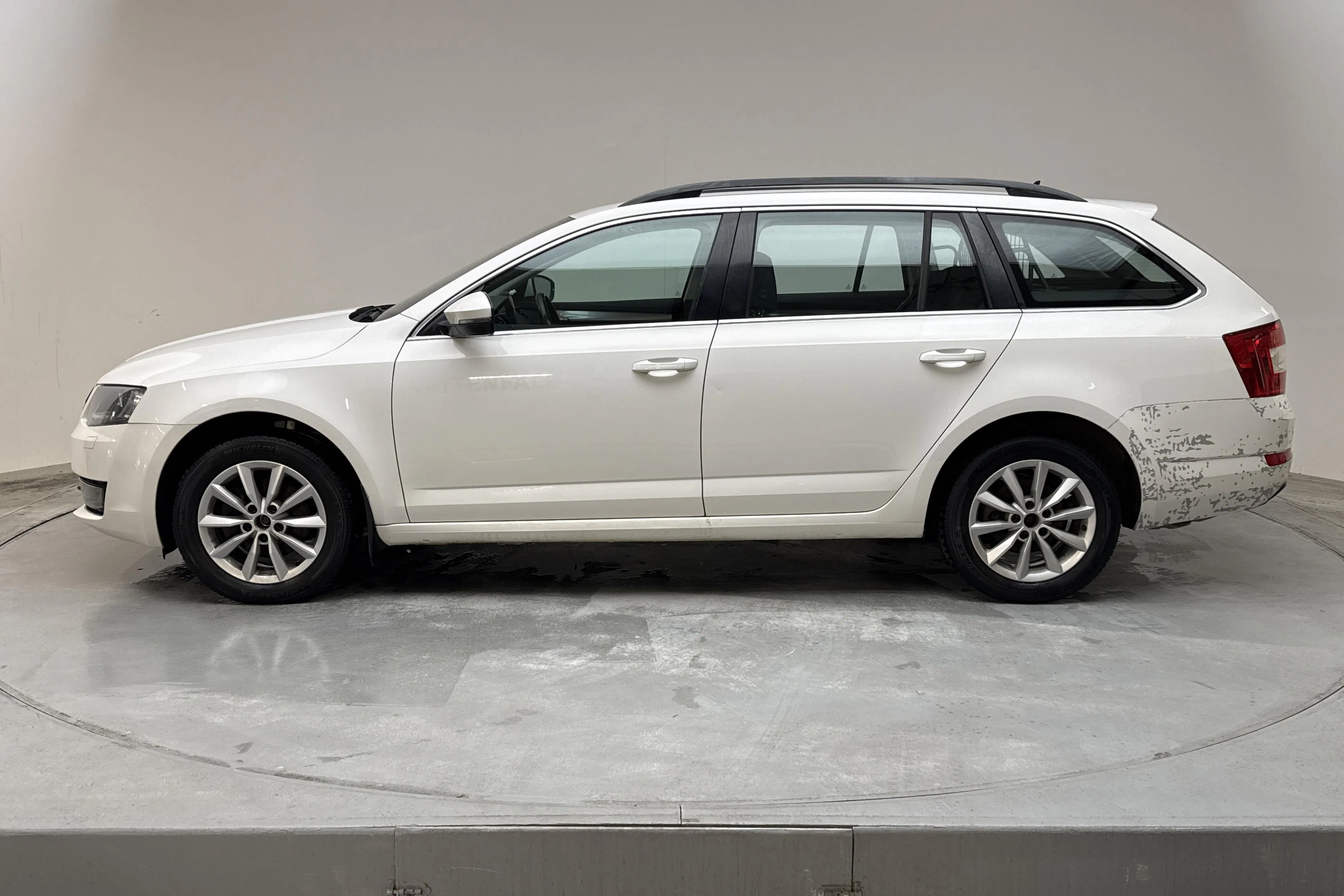 Presentationsfoto 2 av 12: Skoda Octavia III 1.6 TDI CR Combi 4X4 (105hk) - 12 965 mil - Manuell - vit - 2014