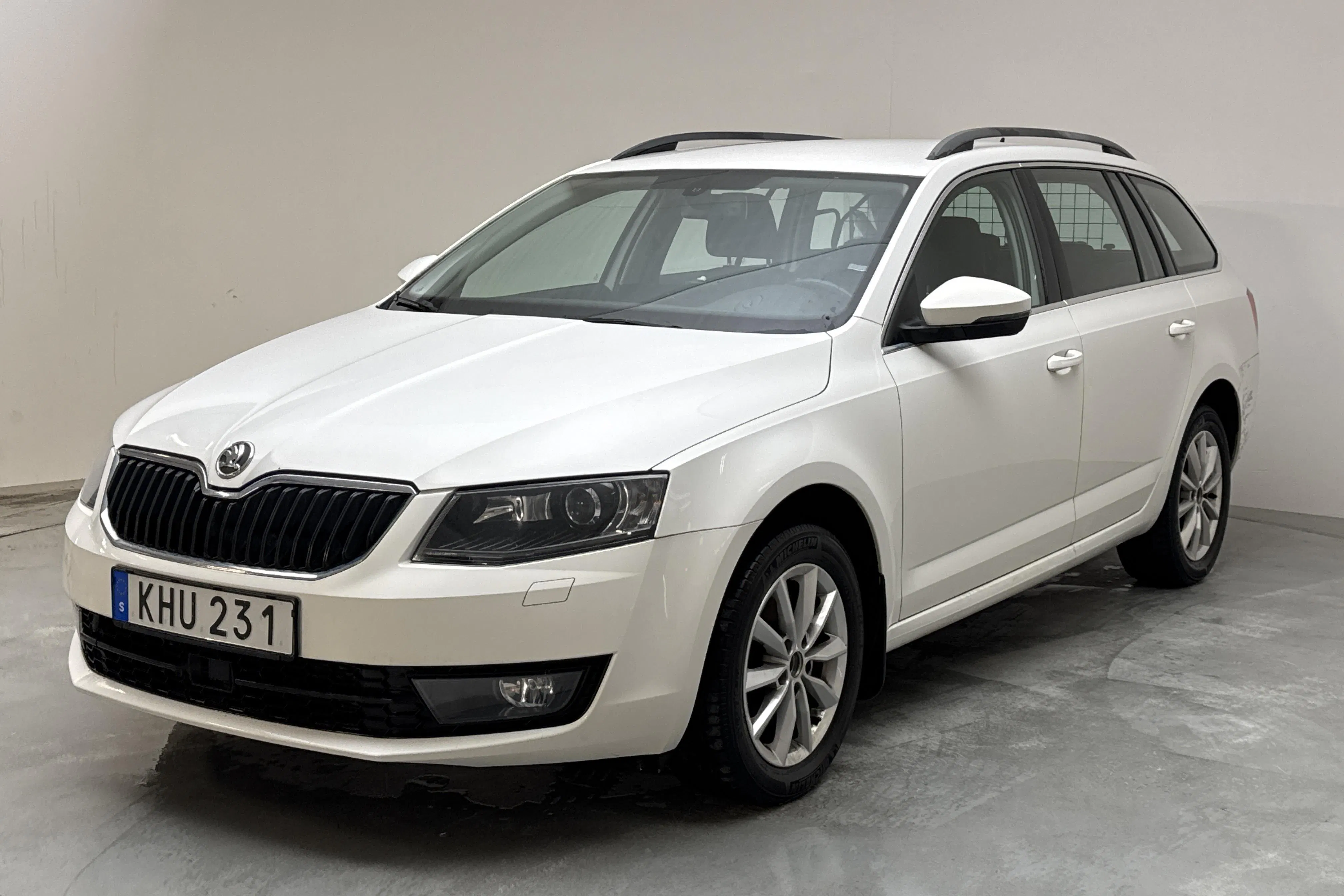Presentationsfoto 1 av 12: Skoda Octavia III 1.6 TDI CR Combi 4X4 (105hk) - 12 965 mil - Manuell - vit - 2014