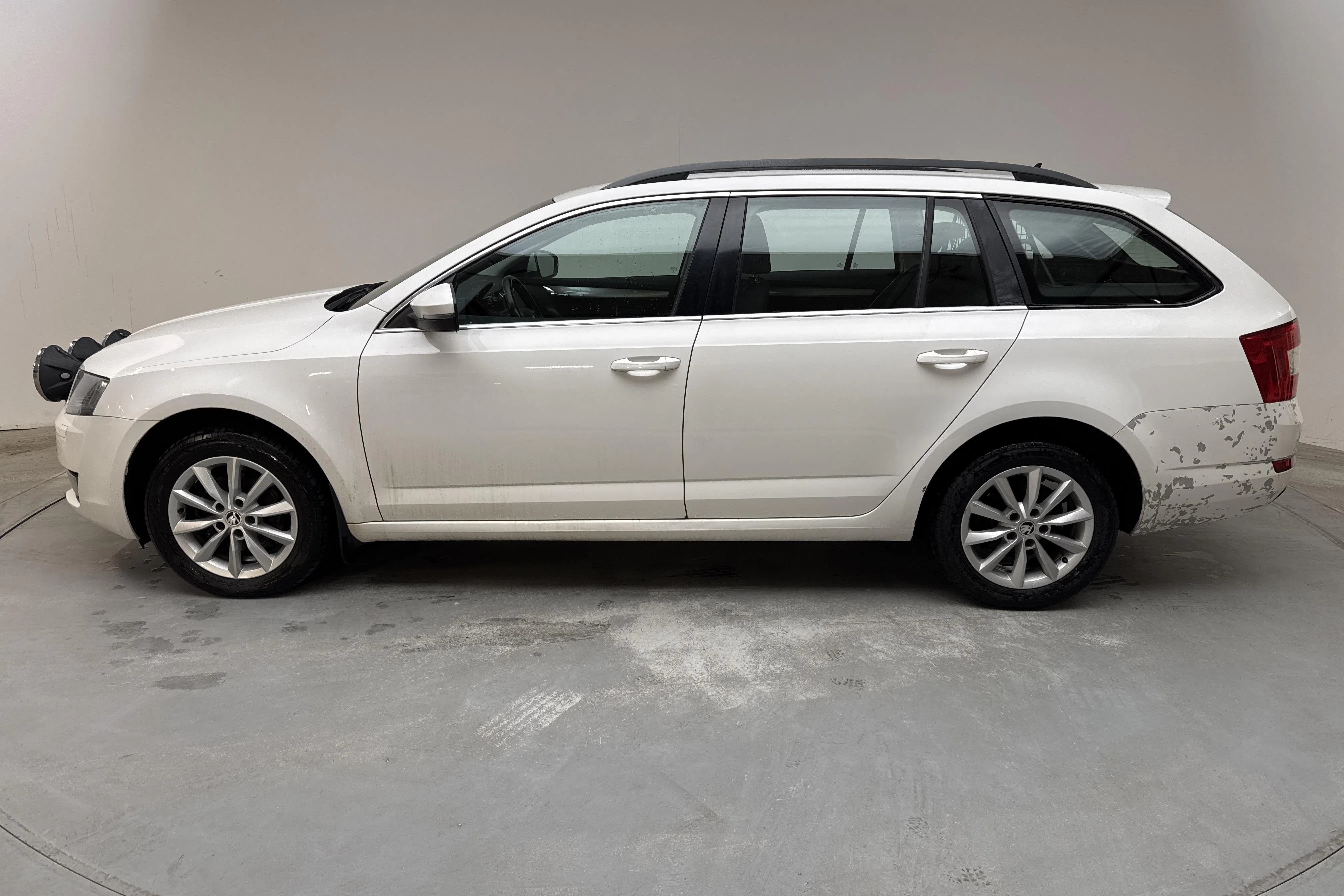 Presentationsfoto 2 av 13: Skoda Octavia III 1.6 TDI CR Combi 4X4 (105hk) - 24 568 mil - Manuell - vit - 2014