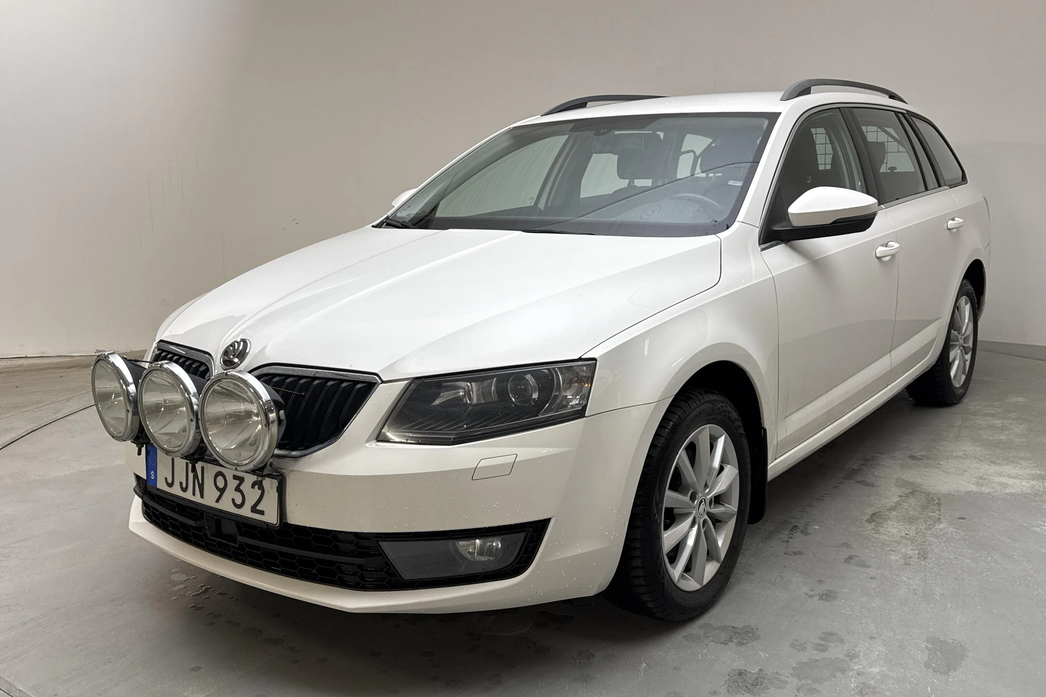 Presentationsfoto 1 av 13: Skoda Octavia III 1.6 TDI CR Combi 4X4 (105hk) - 24 568 mil - Manuell - vit - 2014