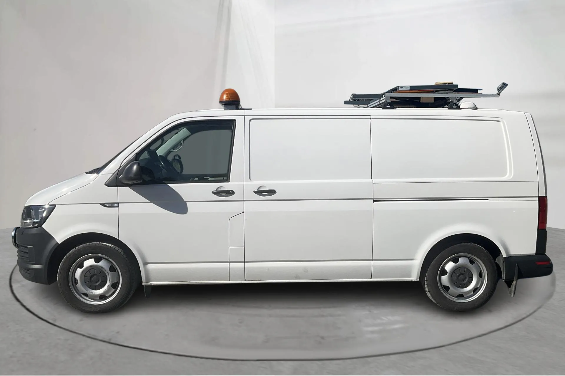 Zdjęcie prezentacyjne 2 z 15: VW Transporter T6 2.0 TDI BMT 4MOTION Skåp (180hk) - 92 310 km - Automatyczna - biały - 2016