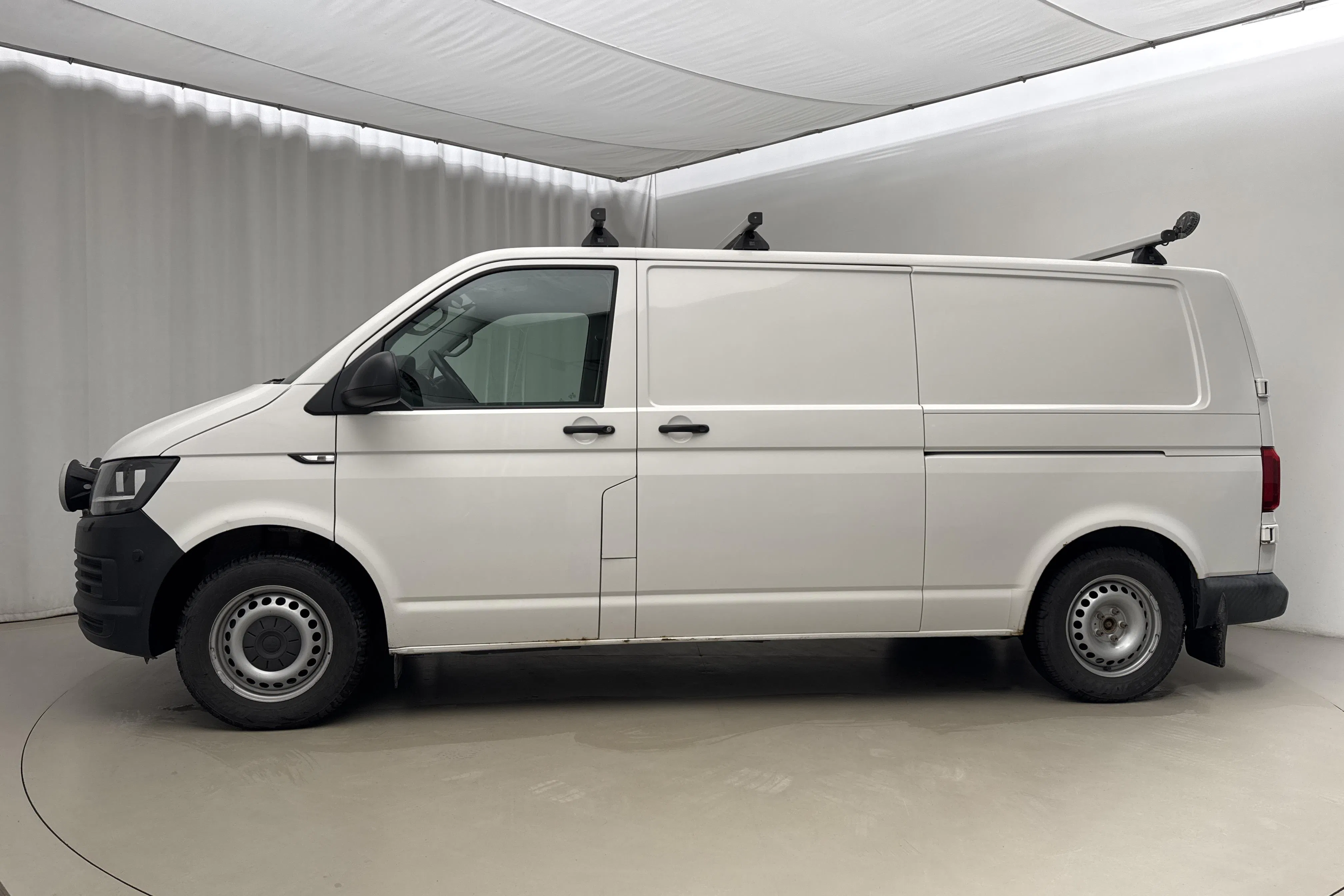 Presentationsfoto 2 av 20: VW Transporter T6 2.0 TDI BMT Skåp 4MOTION (150hk) - 13 924 mil - Manuell - vit - 2017