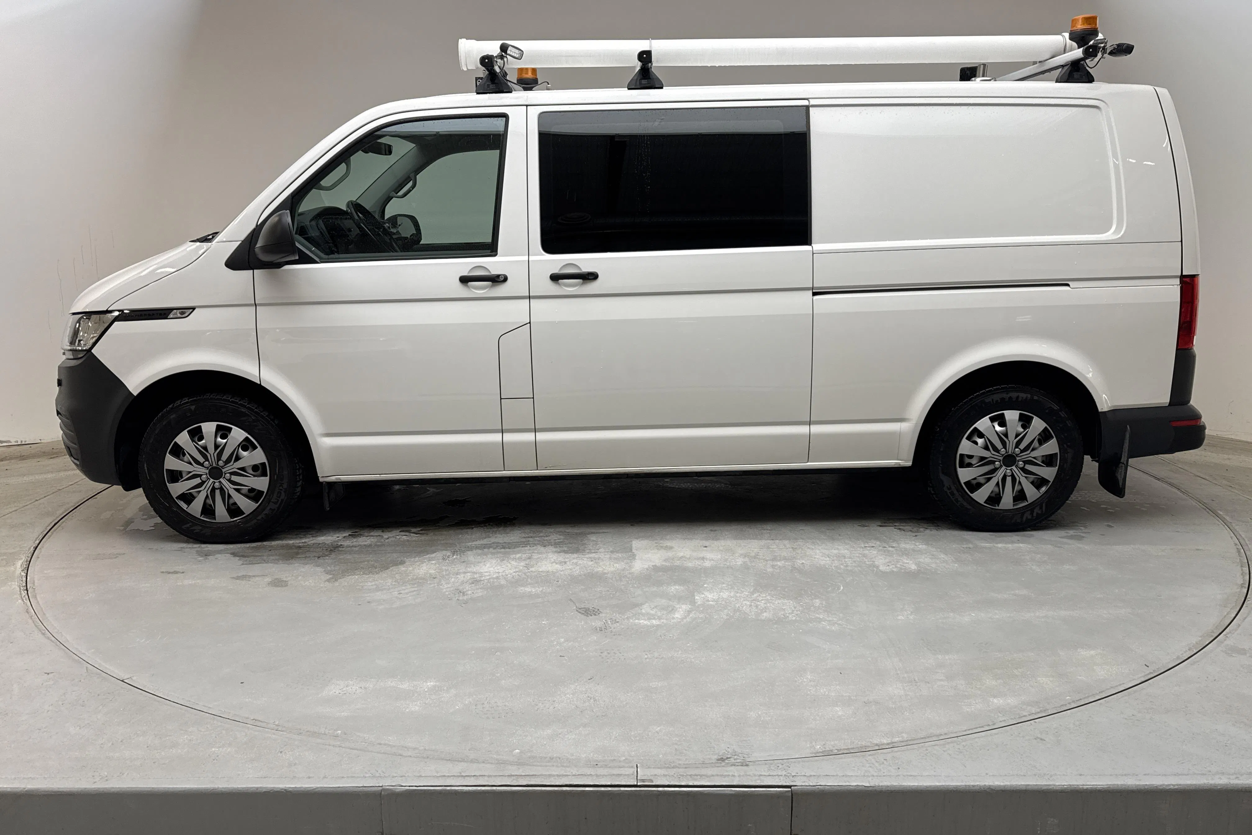 Presentationsfoto 2 av 13: VW Transporter T6 2.0 TDI BMT Skåp 4MOTION (150hk) - 17 669 mil - Manuell - vit - 2020
