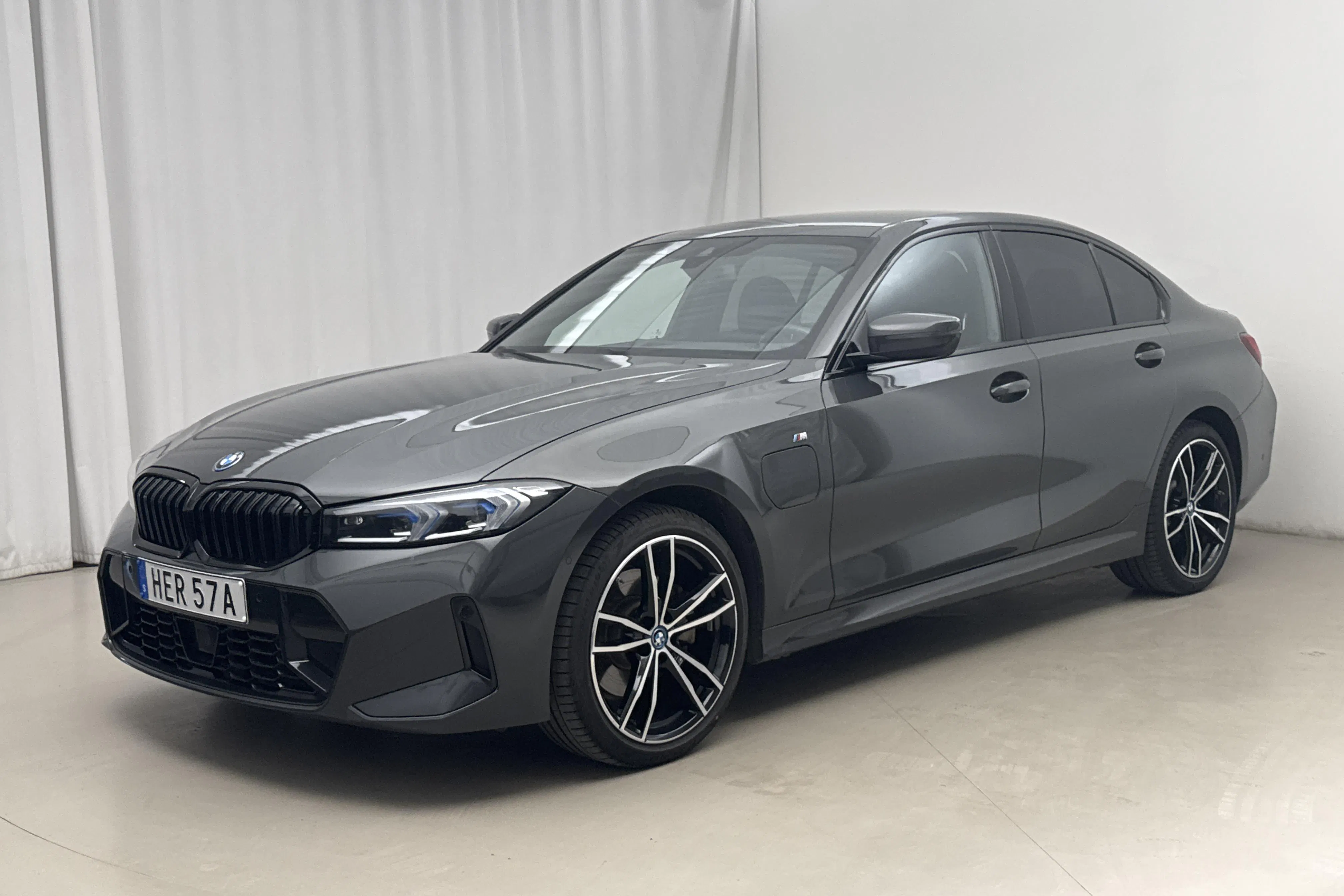 Presentationsfoto 1 av 23: BMW 330e xDrive Sedan LCI, G20 (292hk) - 4 885 mil - Automat - grå - 2024