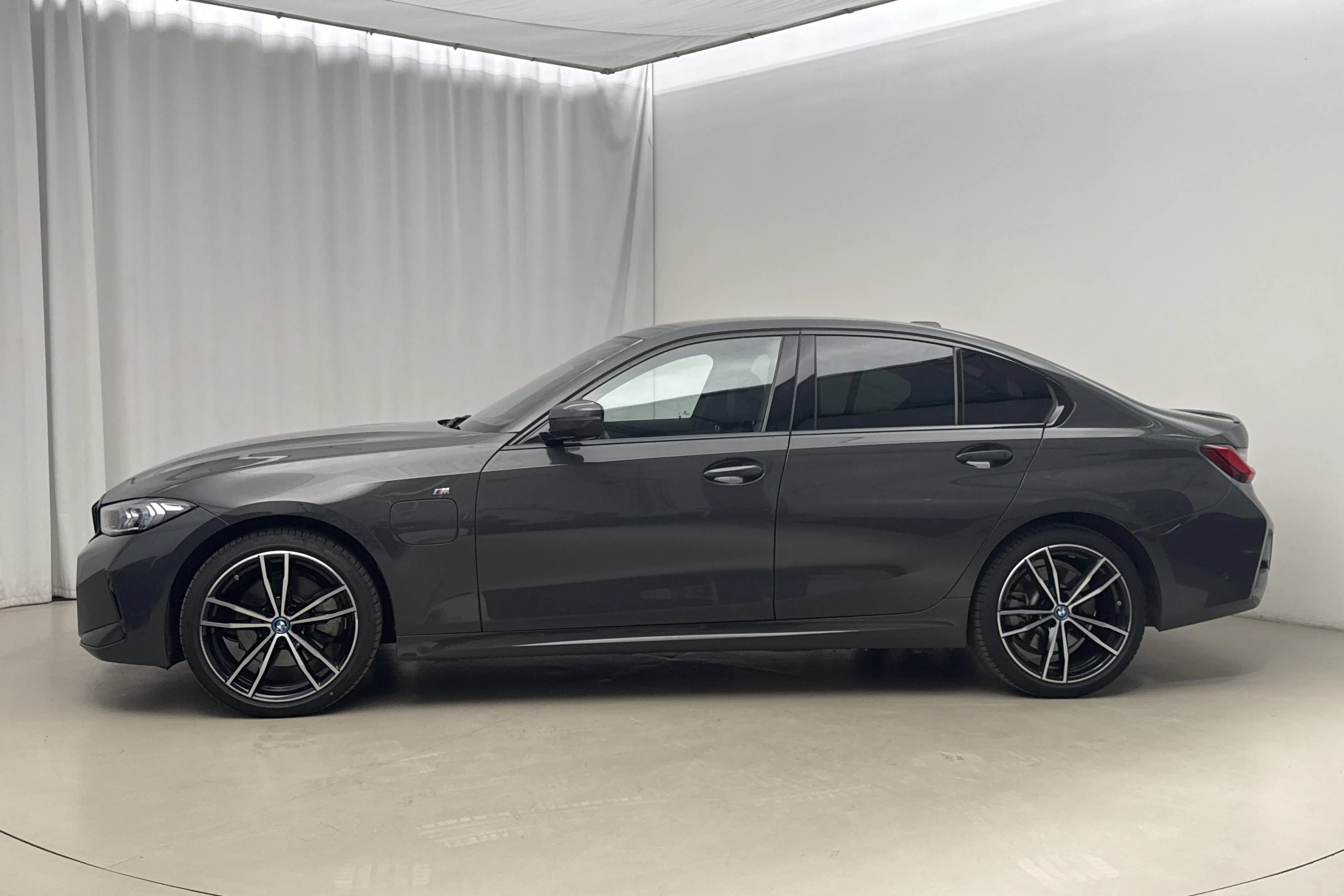 Presentationsfoto 2 av 23: BMW 330e xDrive Sedan LCI, G20 (292hk) - 4 885 mil - Automat - grå - 2024