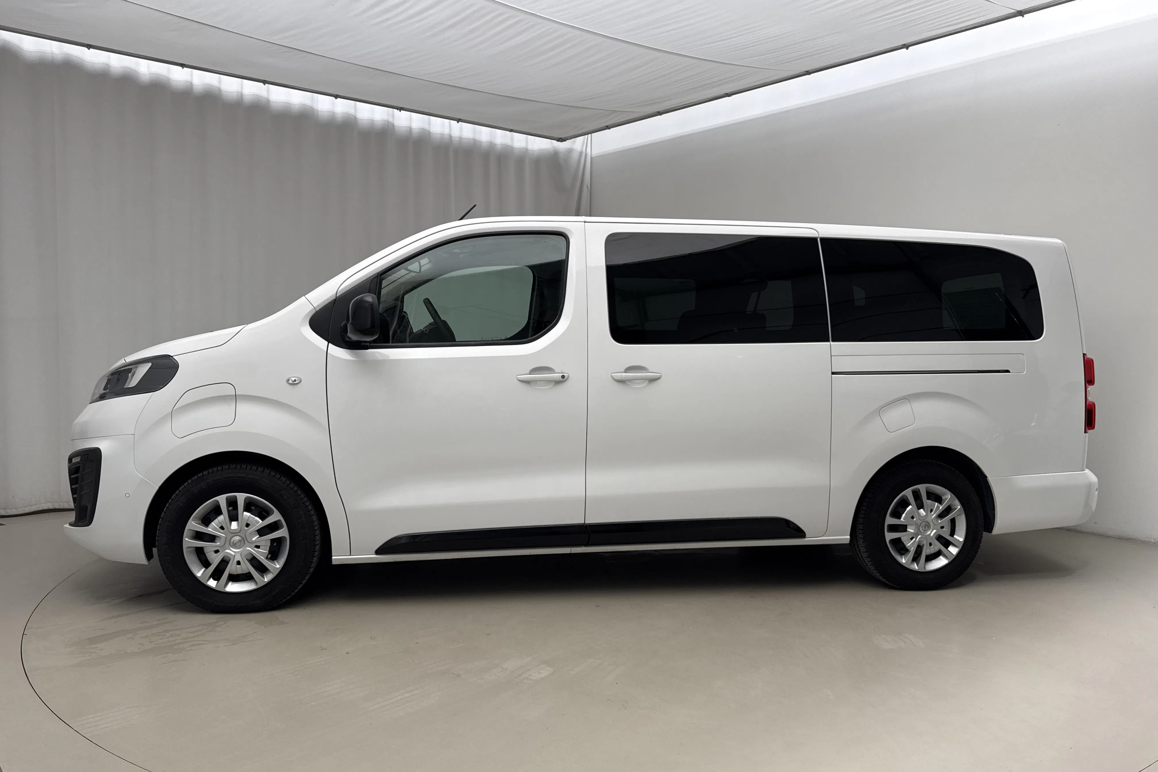 Presentationsfoto 2 av 21: Opel E-Zafira Life (136hk) - 15 045 mil - Automat - vit - 2021