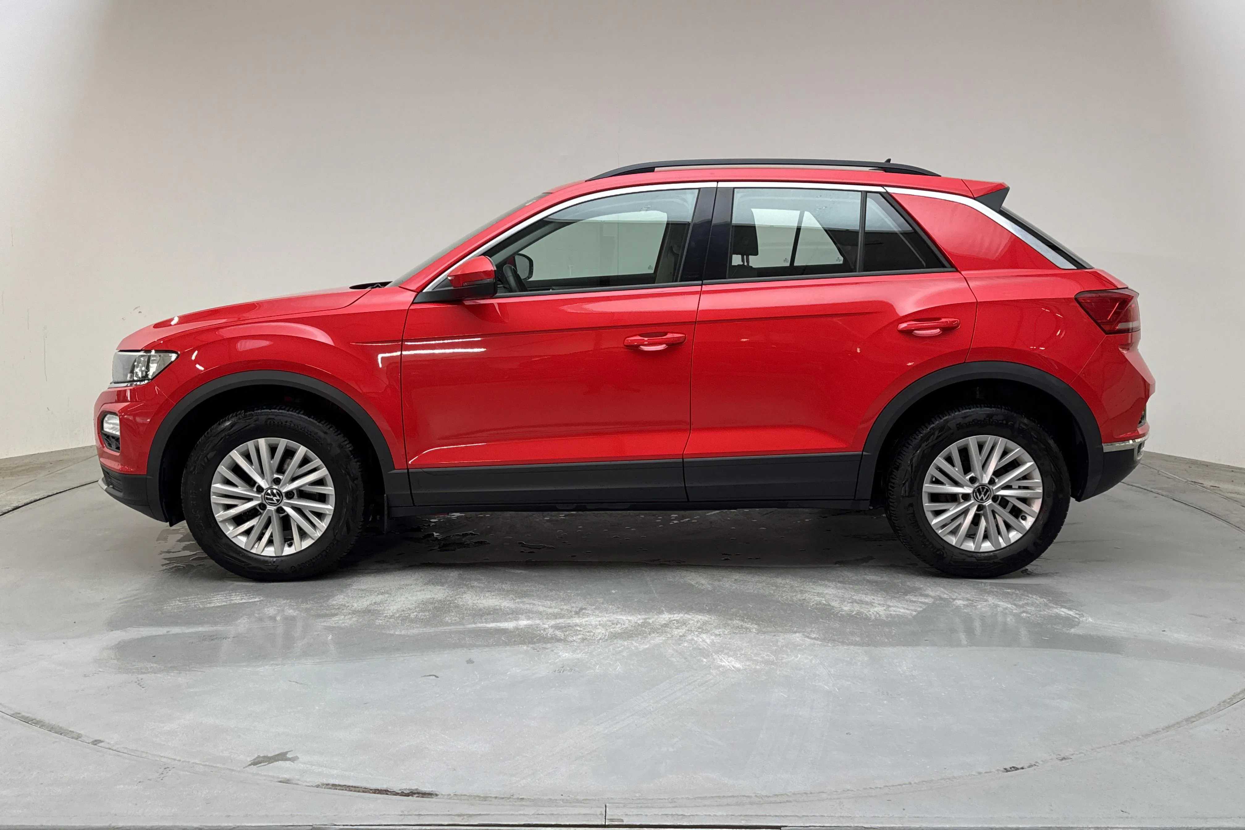 Presentation photo 2 of 16: VW T-Roc 1.0 TSI (115hk) - 105 290 km - Manual - red - 2021