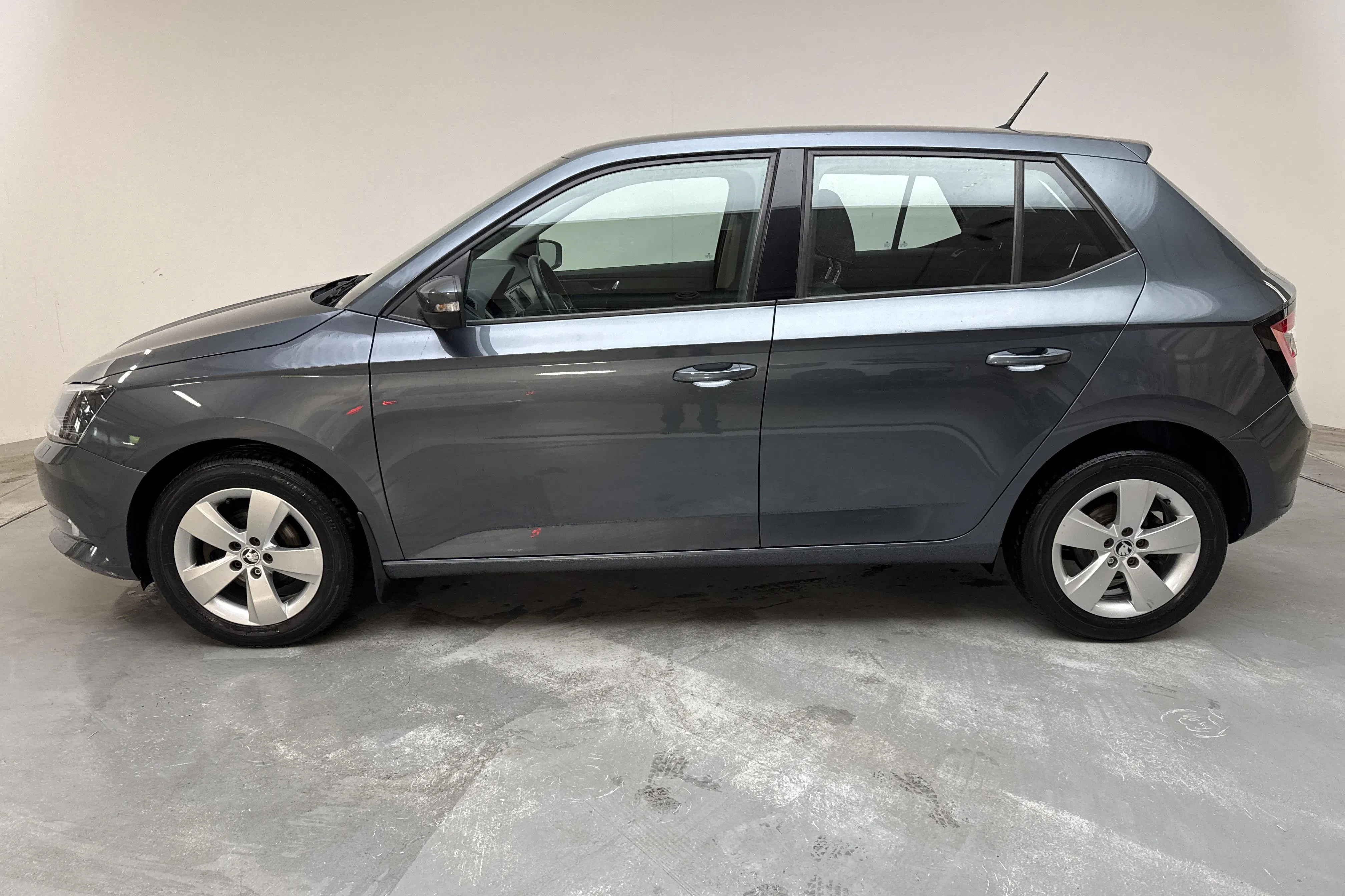 Presentationsfoto 2 av 12: Skoda Fabia 1.2 TSI (90hk) - 10 089 mil - Manuell - grå - 2017