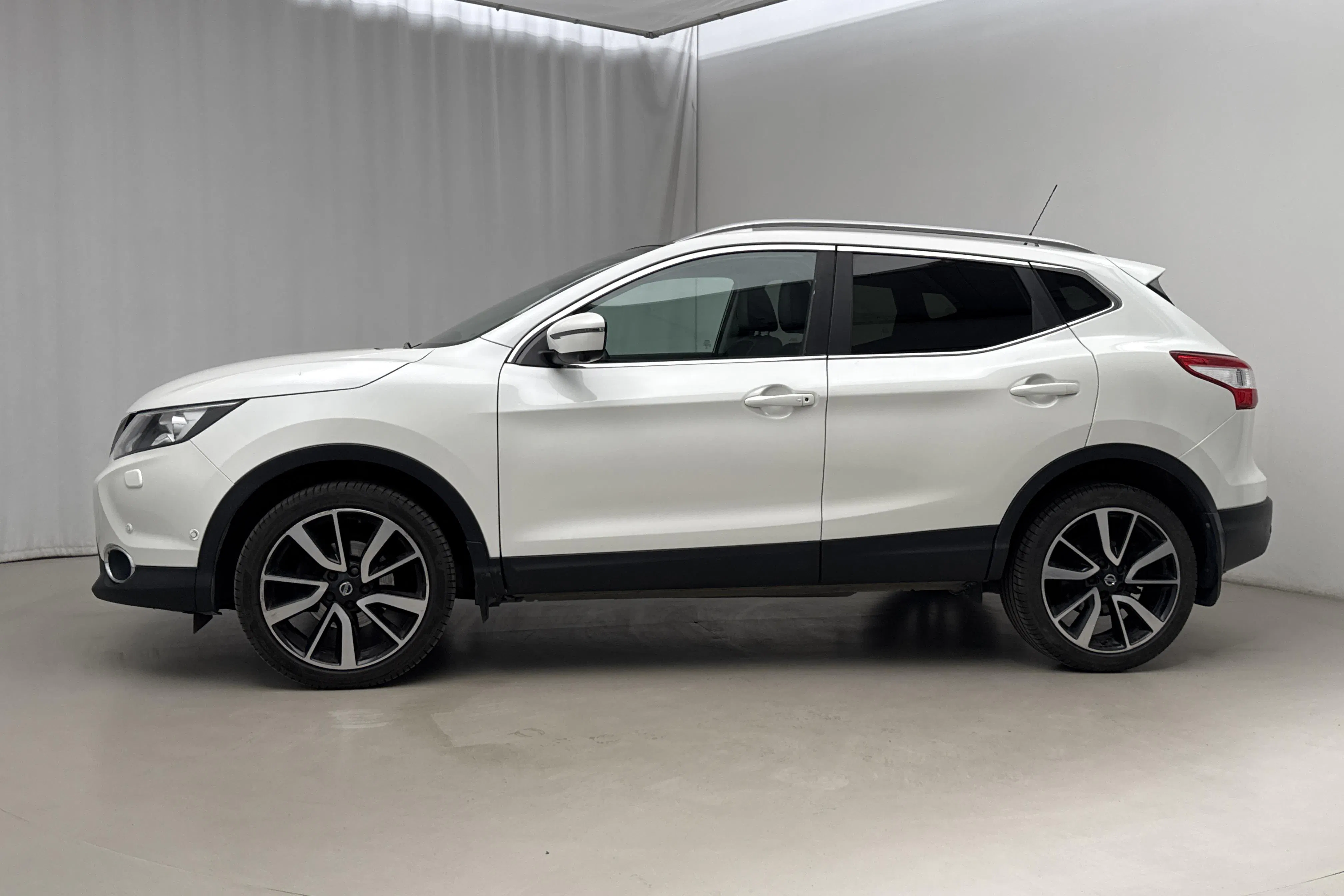 Presentationsfoto 2 av 20: Nissan Qashqai 1.2 (115hk) - 11 200 mil - Automat - vit - 2017