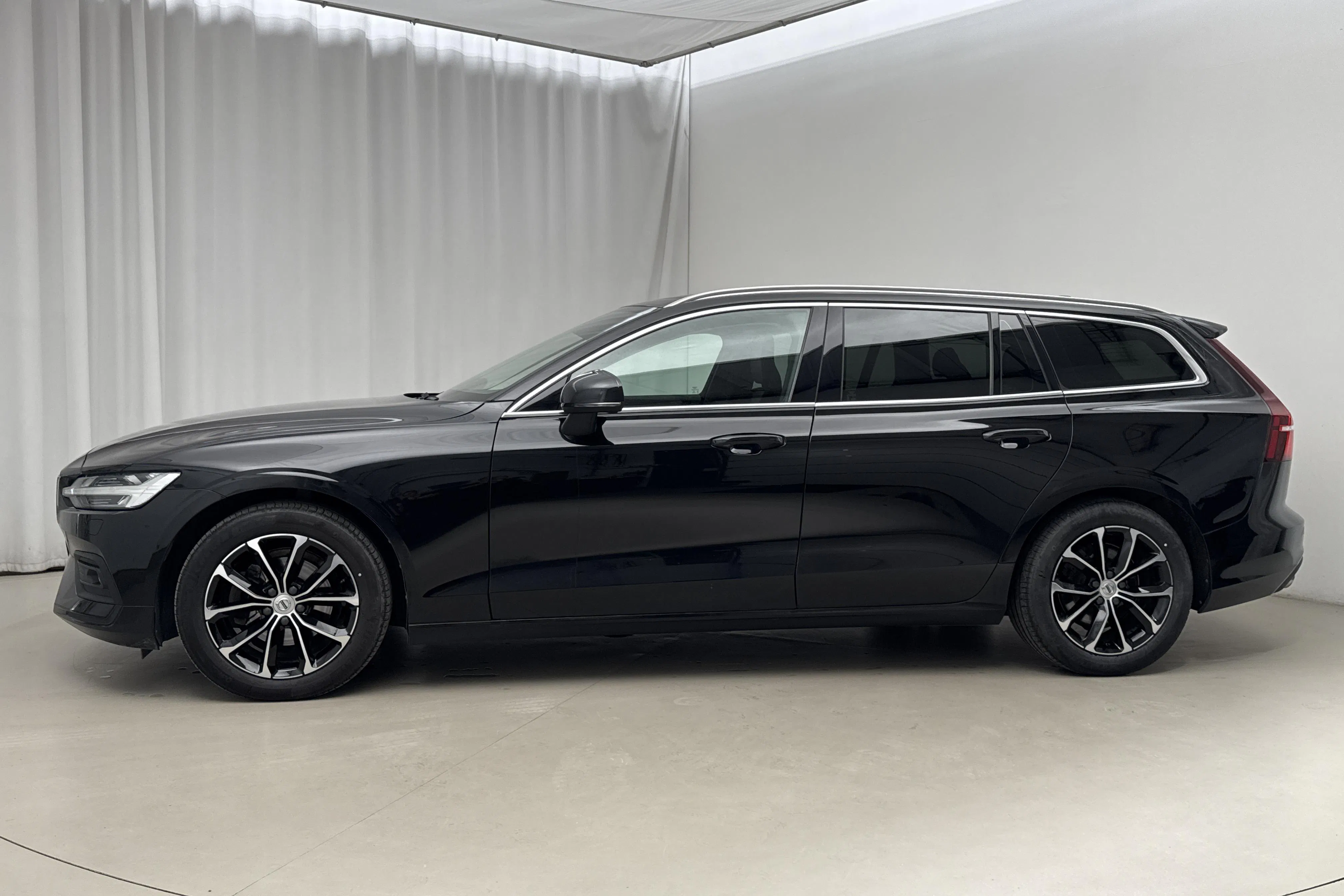 Presentationsfoto 2 av 23: Volvo V60 D4 (190hk) - 13 429 mil - Automat - svart - 2019