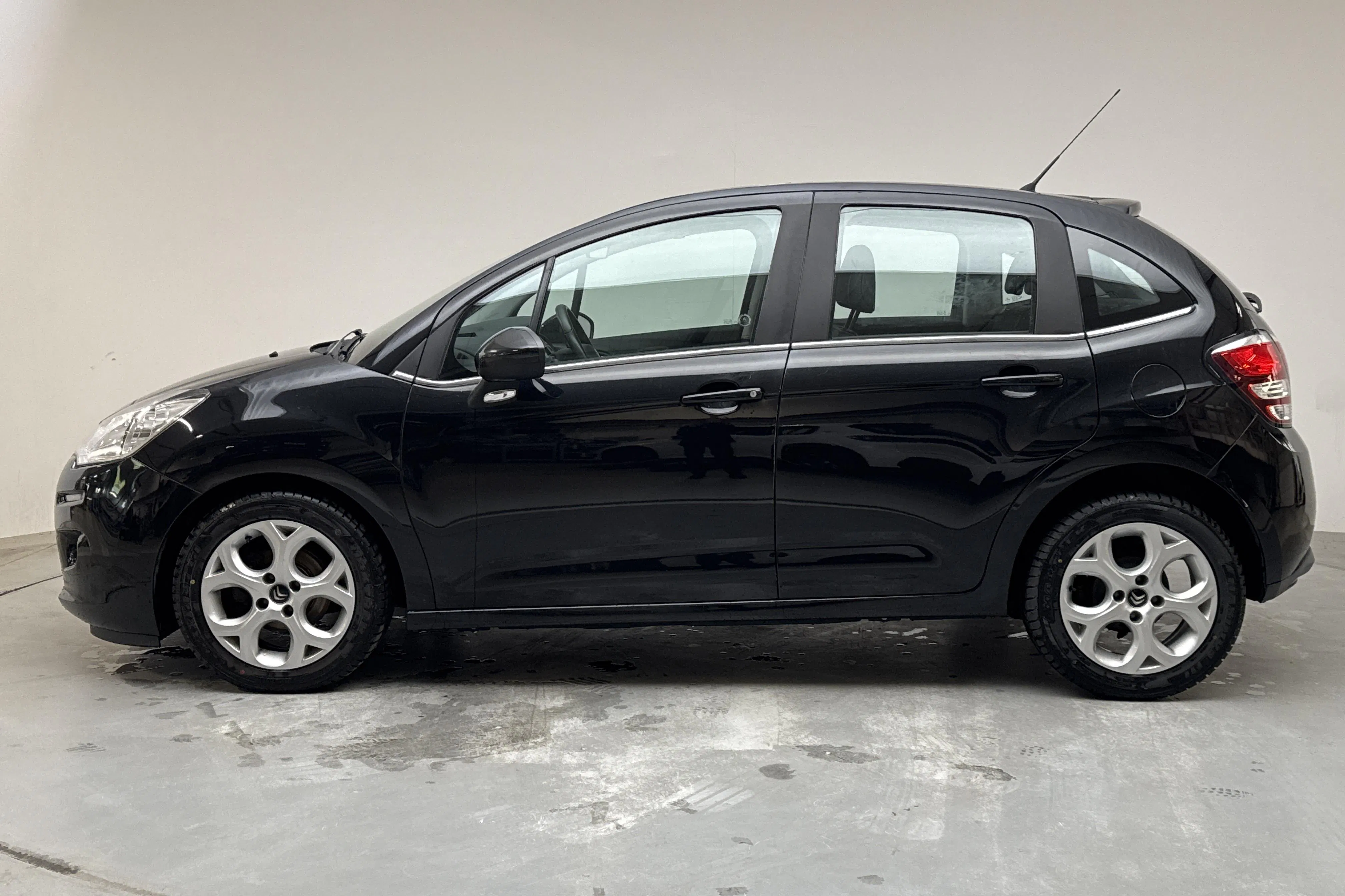 Presentationsfoto 2 av 12: Citroën C3 1.2 VTi (82hk) - 10 549 mil - Manuell - svart - 2016
