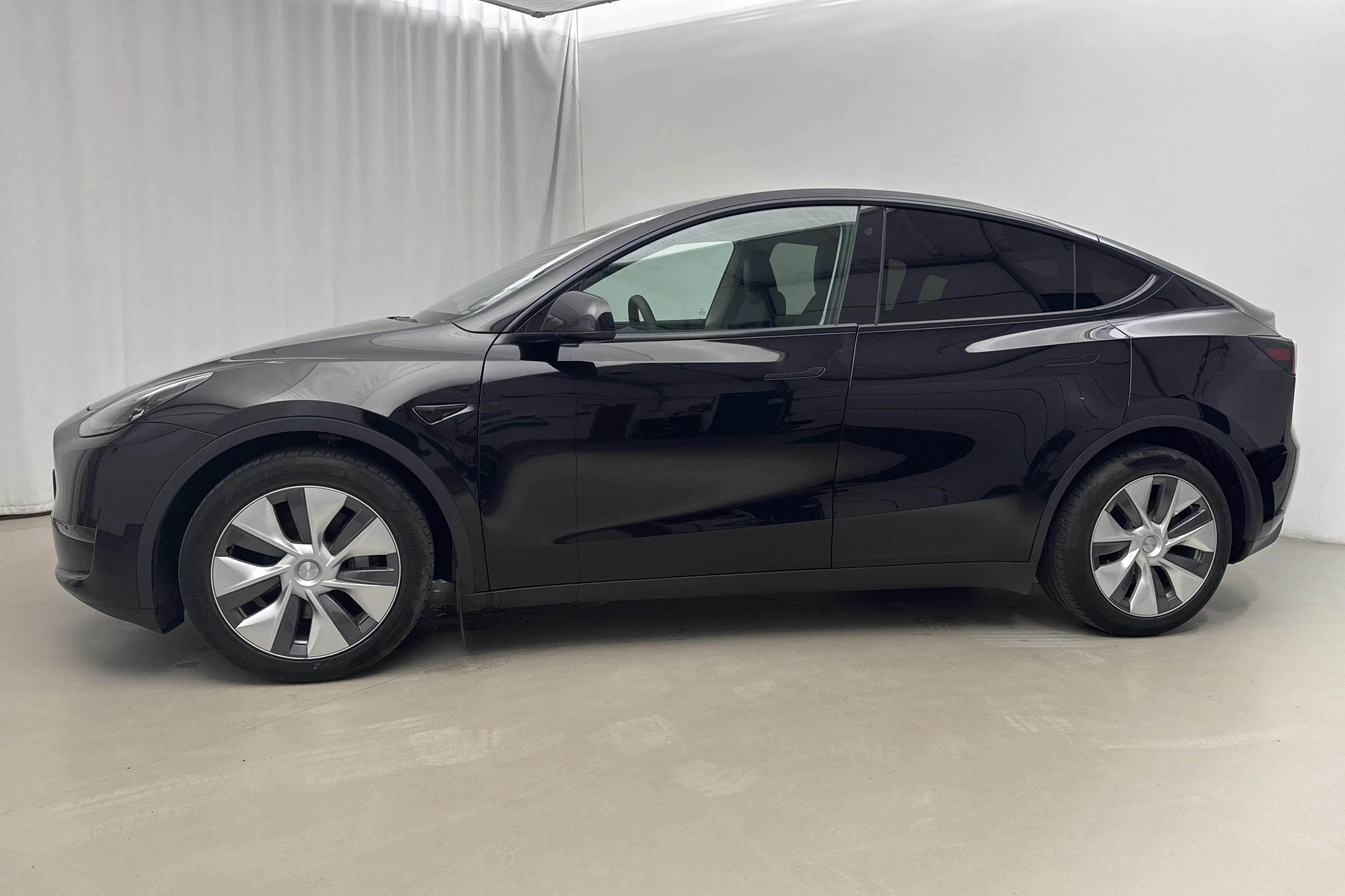 Presentationsfoto 2 av 24: Tesla Model Y Long Range Dual Motor AWD - 4 630 mil - Automat - svart - 2023