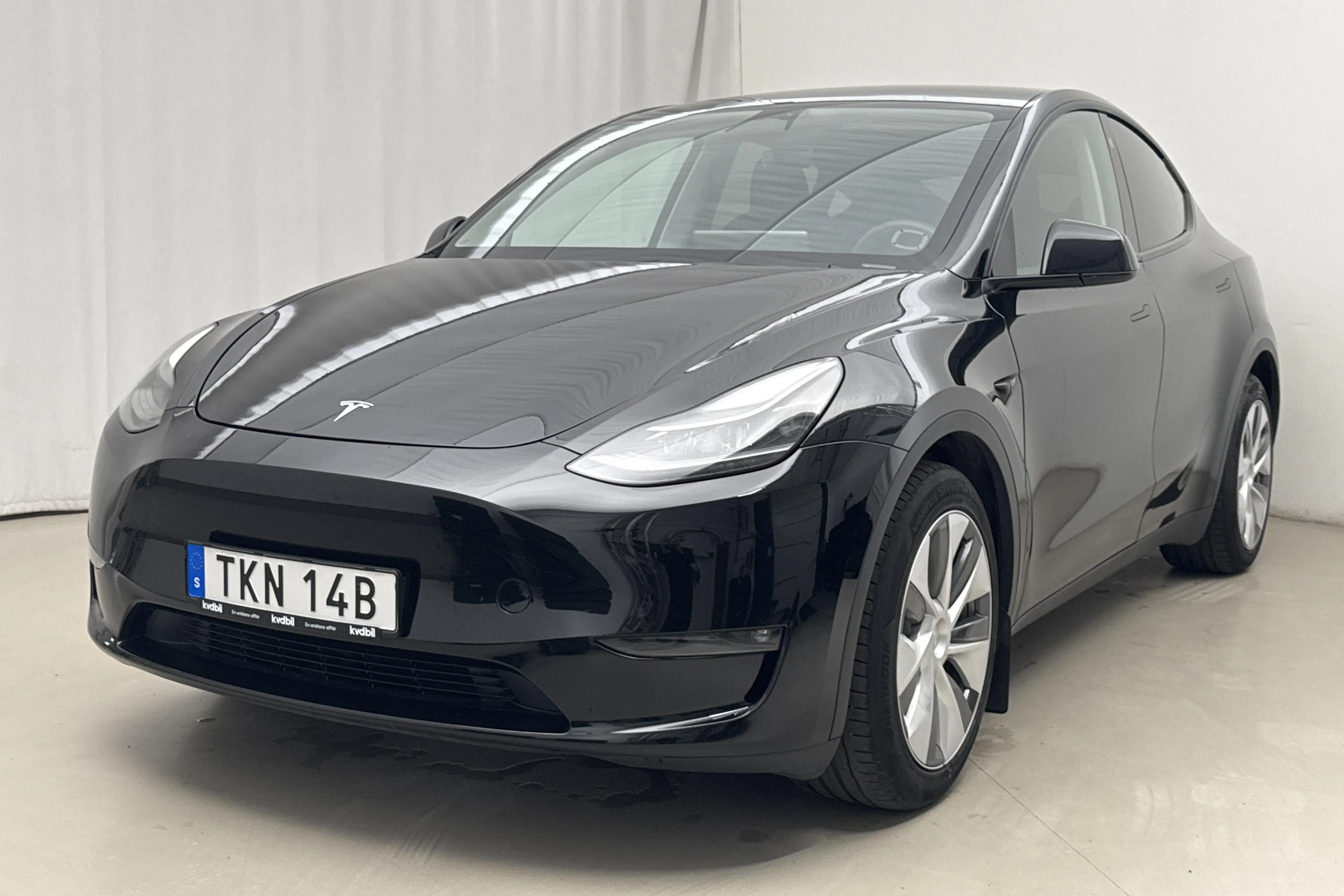 Presentationsfoto 1 av 24: Tesla Model Y Long Range Dual Motor AWD - 4 630 mil - Automat - svart - 2023