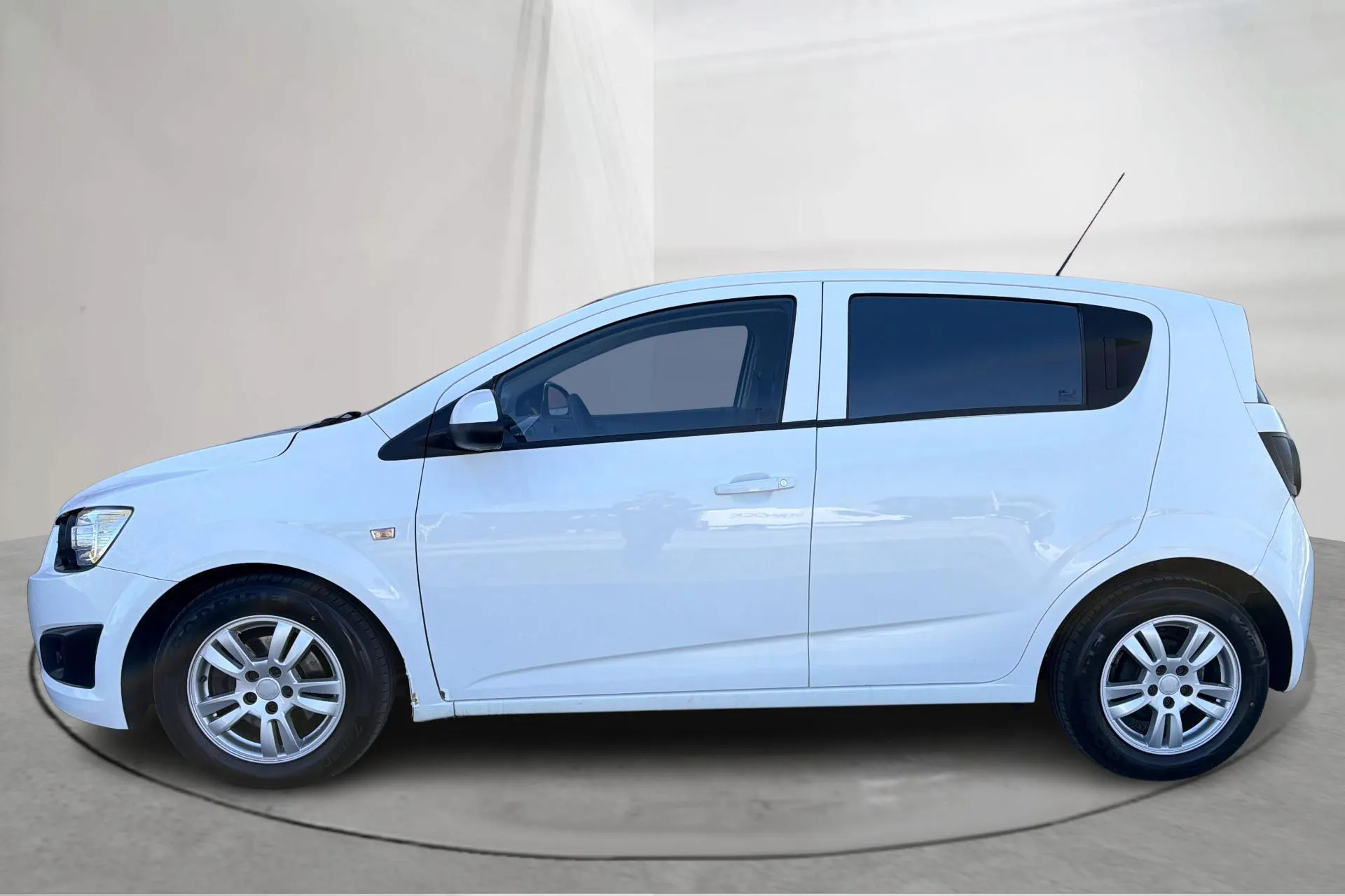 Presentationsfoto 2 av 14: Chevrolet Aveo 1.3D 5dr (95hk) - 16 538 mil - Manuell - vit - 2012
