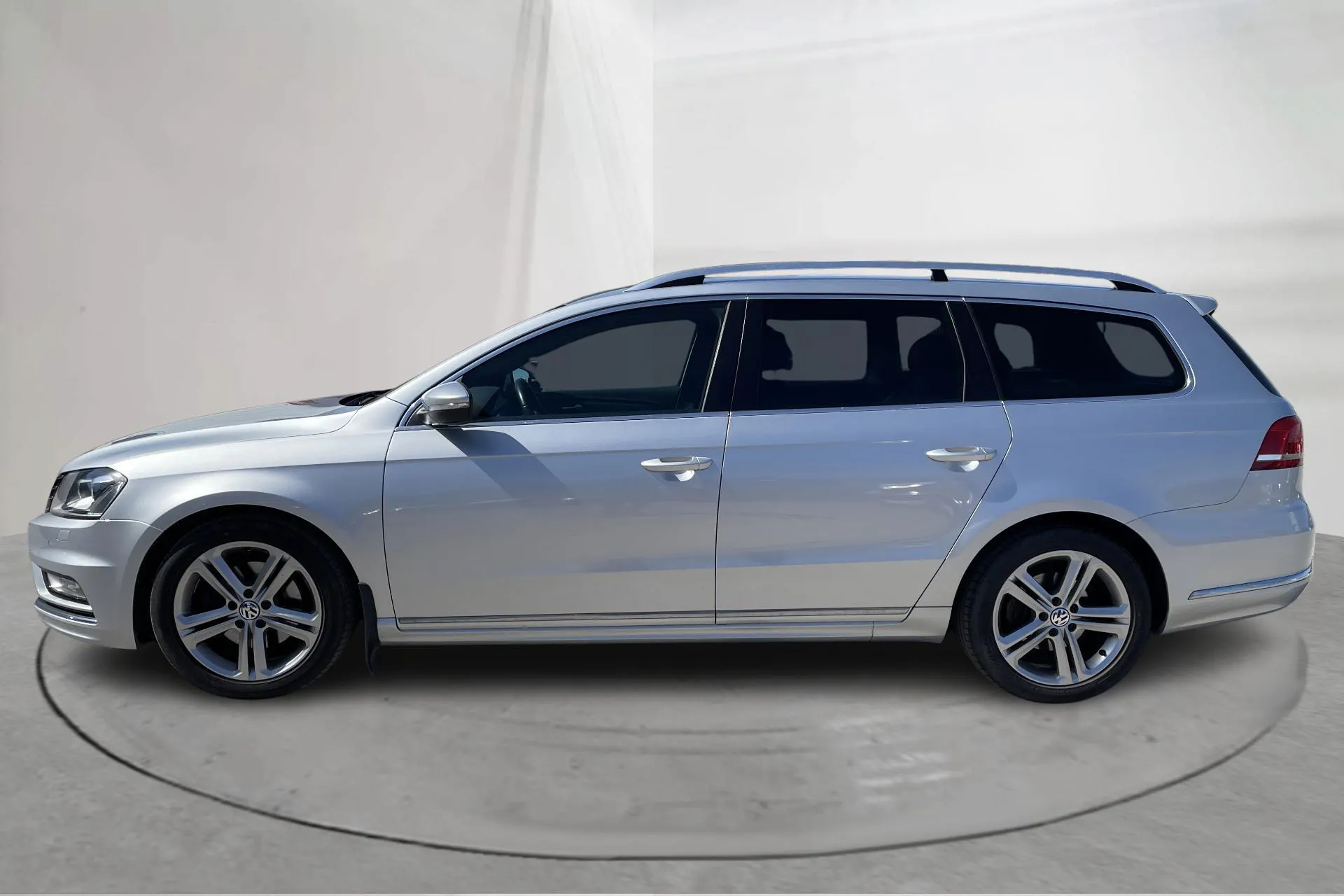 Presentationsfoto 2 av 19: VW Passat 2.0 TDI BlueMotion Technology Variant 4Motion (177hk) - 23 441 mil - Automat - silver - 2014
