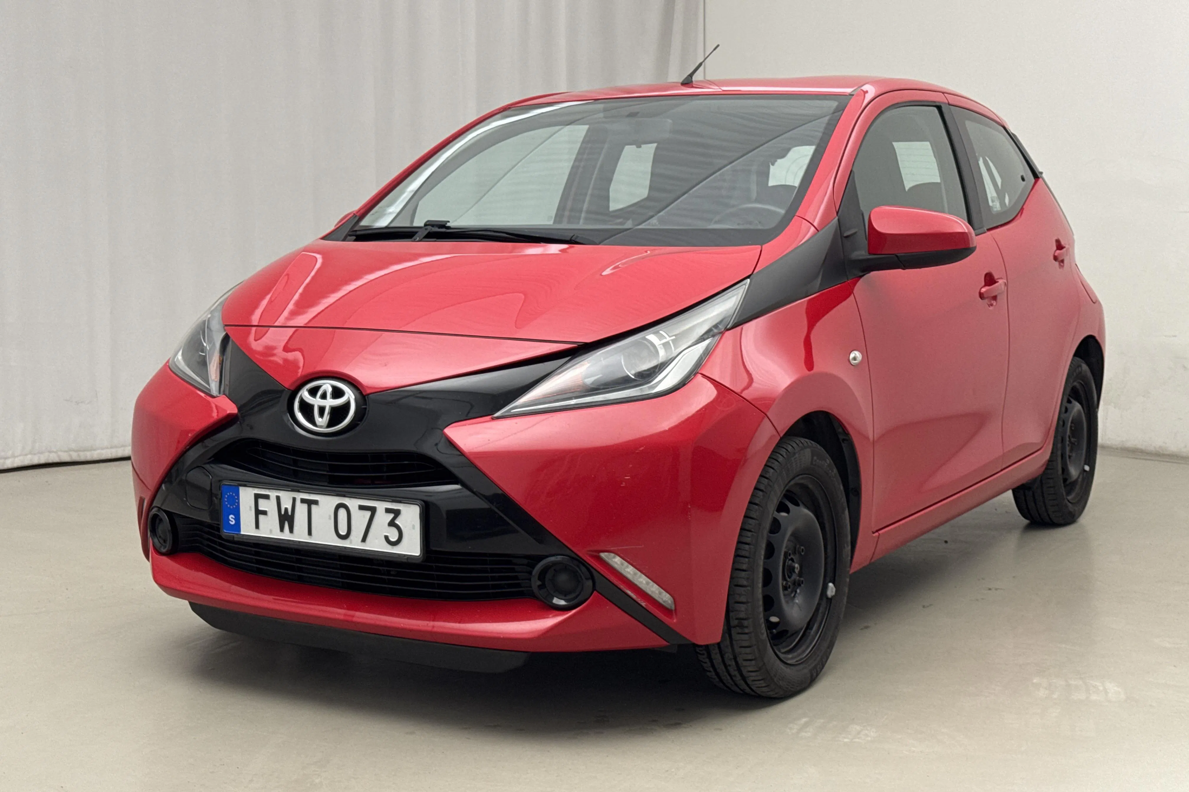 Presentationsfoto 1 av 15: Toyota Aygo 1.0 5dr (69hk) - 12 730 mil - Manuell - röd - 2015