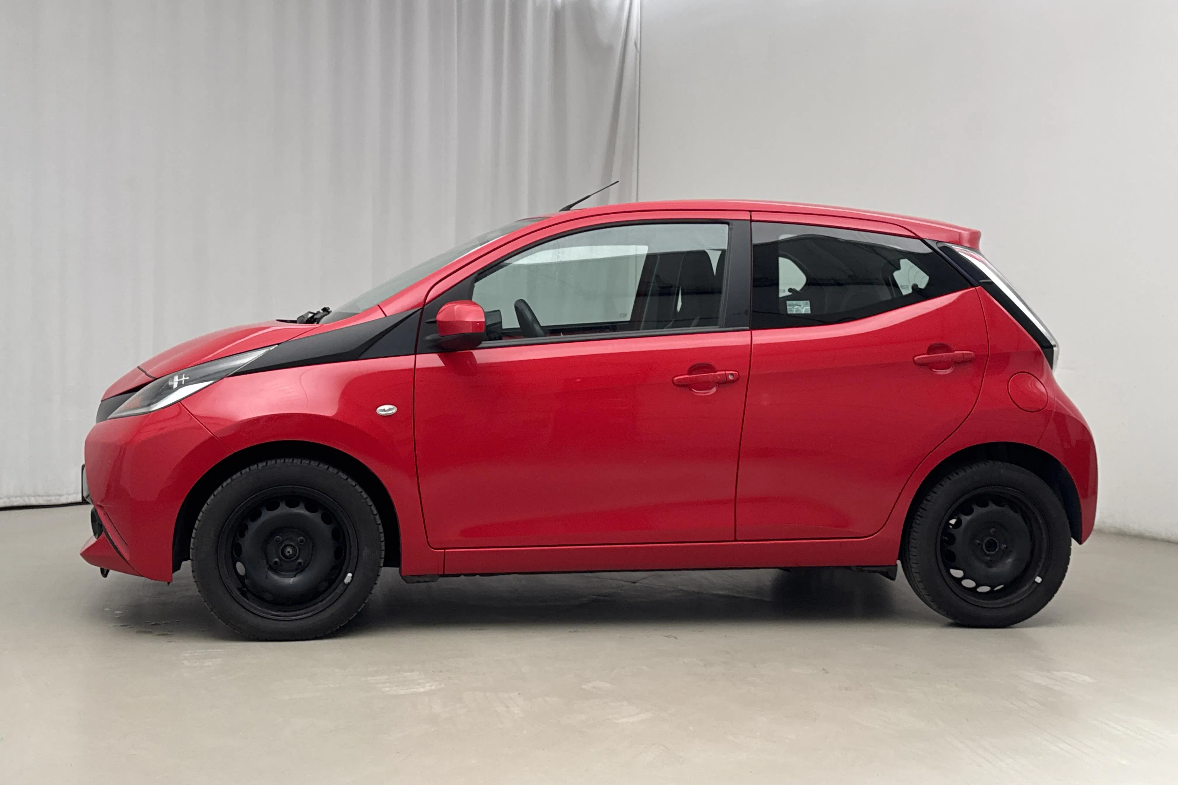 Presentationsfoto 2 av 15: Toyota Aygo 1.0 5dr (69hk) - 12 730 mil - Manuell - röd - 2015