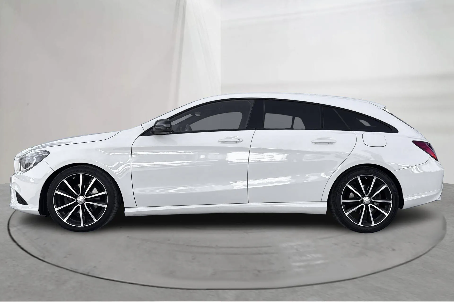 Presentationsfoto 2 av 15: Mercedes CLA 220 d 4MATIC Shooting Brake (177hk) - 17 907 mil - Automat - vit - 2016