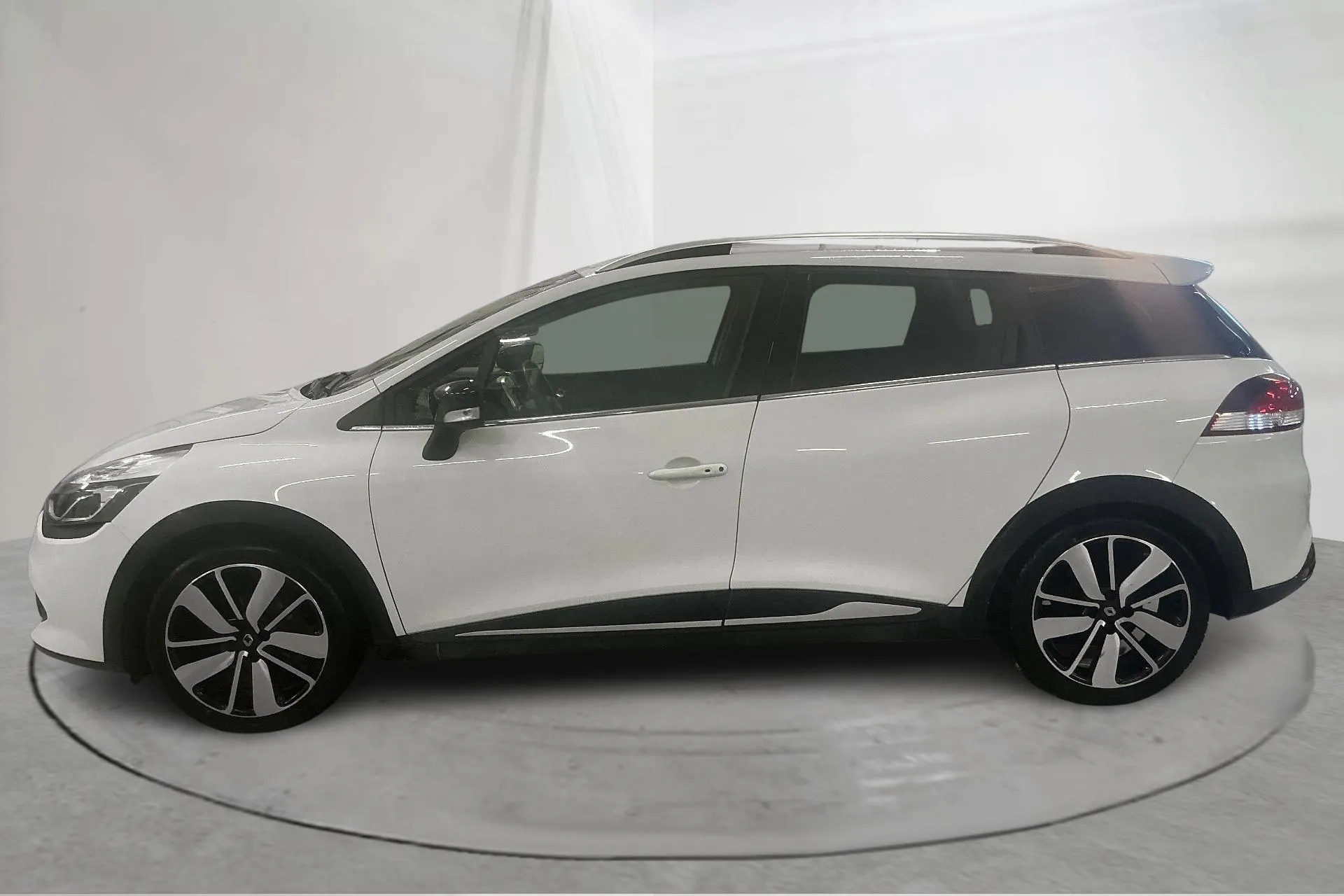 Presentationsfoto 2 av 13: Renault Clio IV 0.9 TCe 90 Sports Tourer (90hk) - 9 632 mil - Manuell - vit - 2015