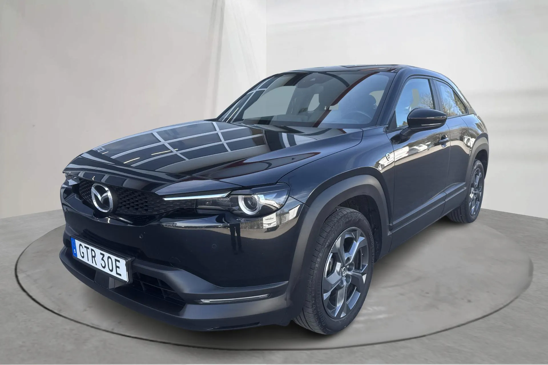 Presentationsfoto 1 av 16: Mazda MX-30 e-Skyactiv R-EV (170hk) - 4 934 mil - Automat - svart - 2024