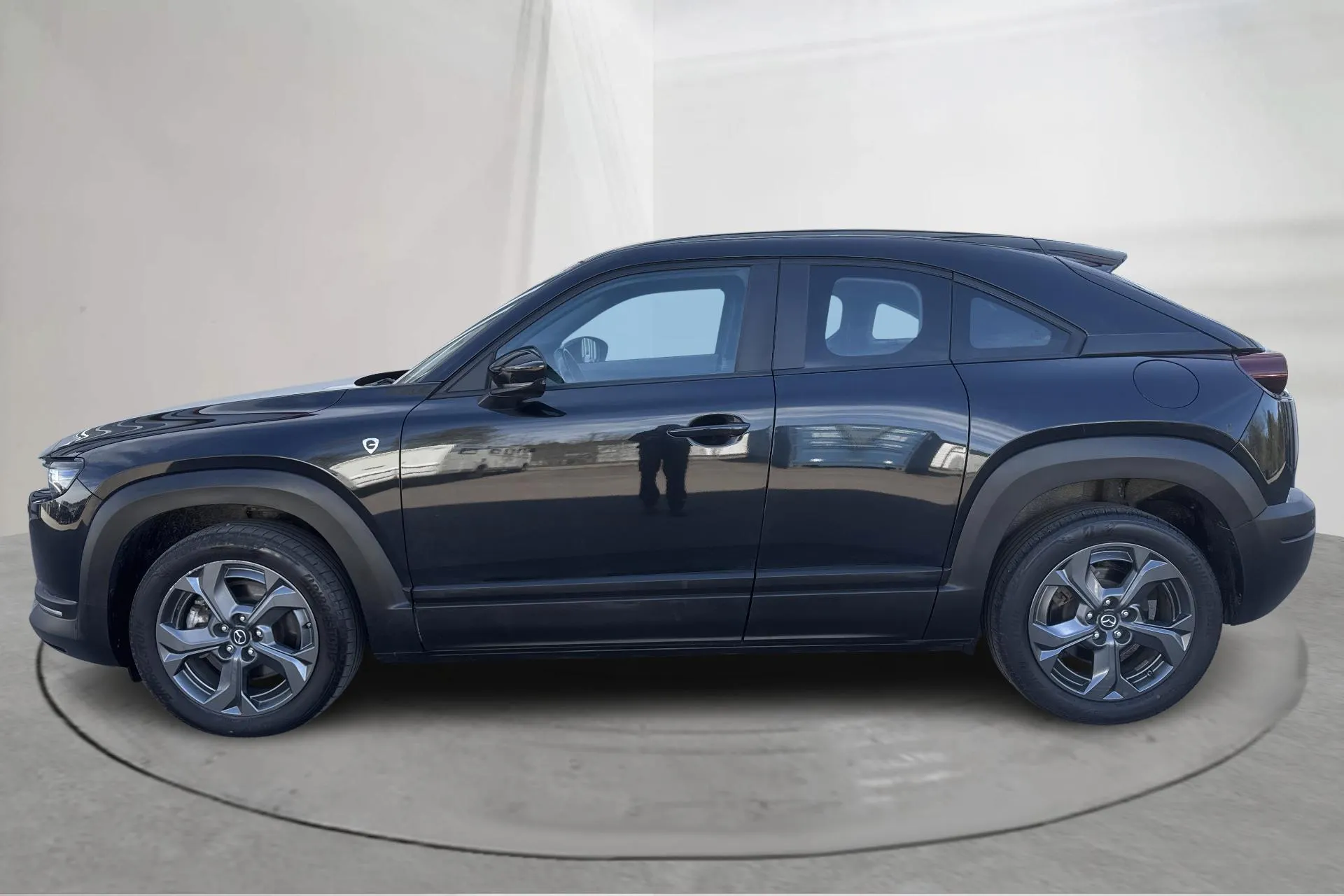 Presentationsfoto 2 av 16: Mazda MX-30 e-Skyactiv R-EV (170hk) - 4 934 mil - Automat - svart - 2024