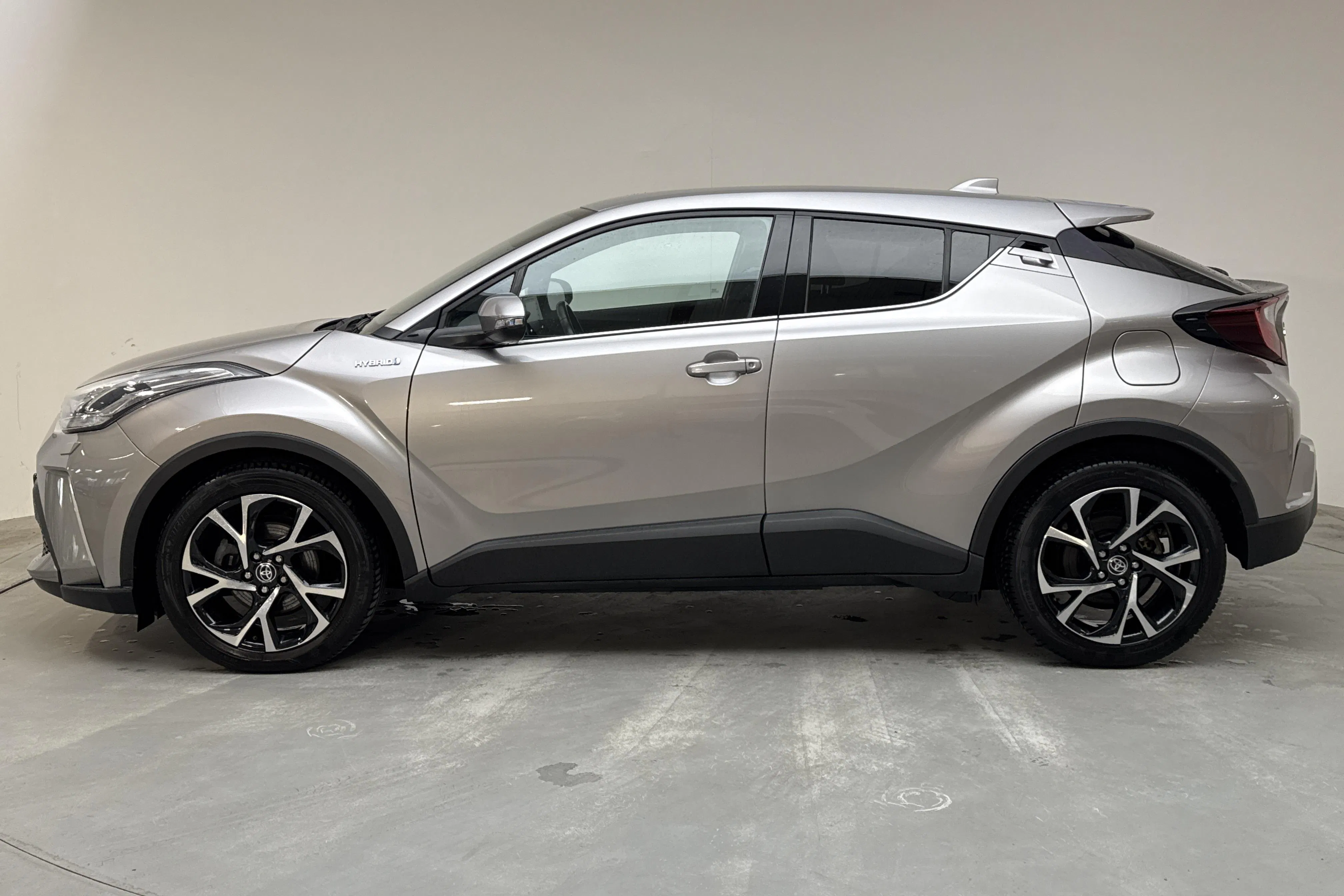 Presentationsfoto 2 av 13: Toyota C-HR 1.8 HSD (122hk) - 4 620 mil - Automat - Dark Grey - 2021