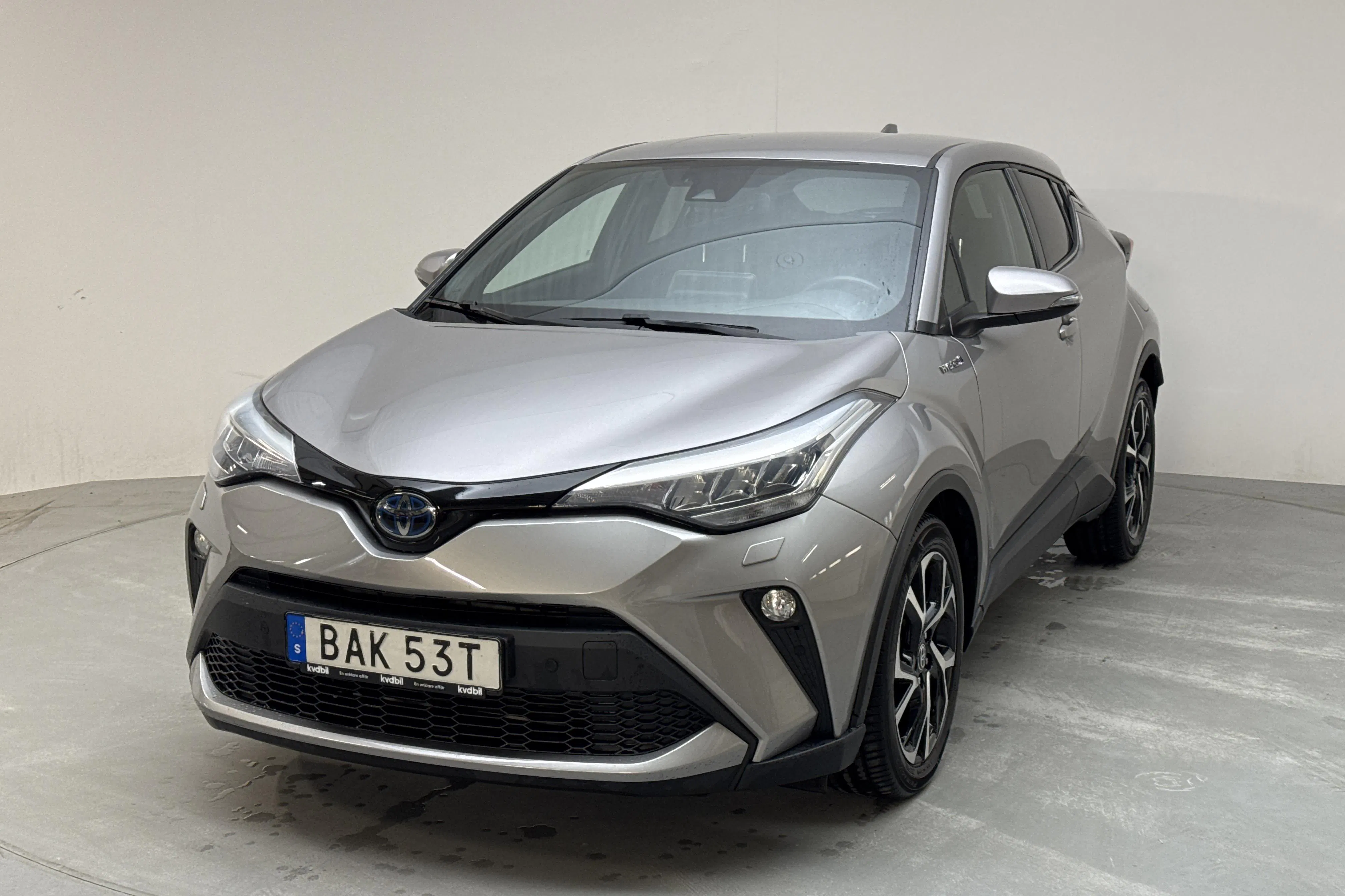 Presentationsfoto 1 av 13: Toyota C-HR 1.8 HSD (122hk) - 4 620 mil - Automat - Dark Grey - 2021