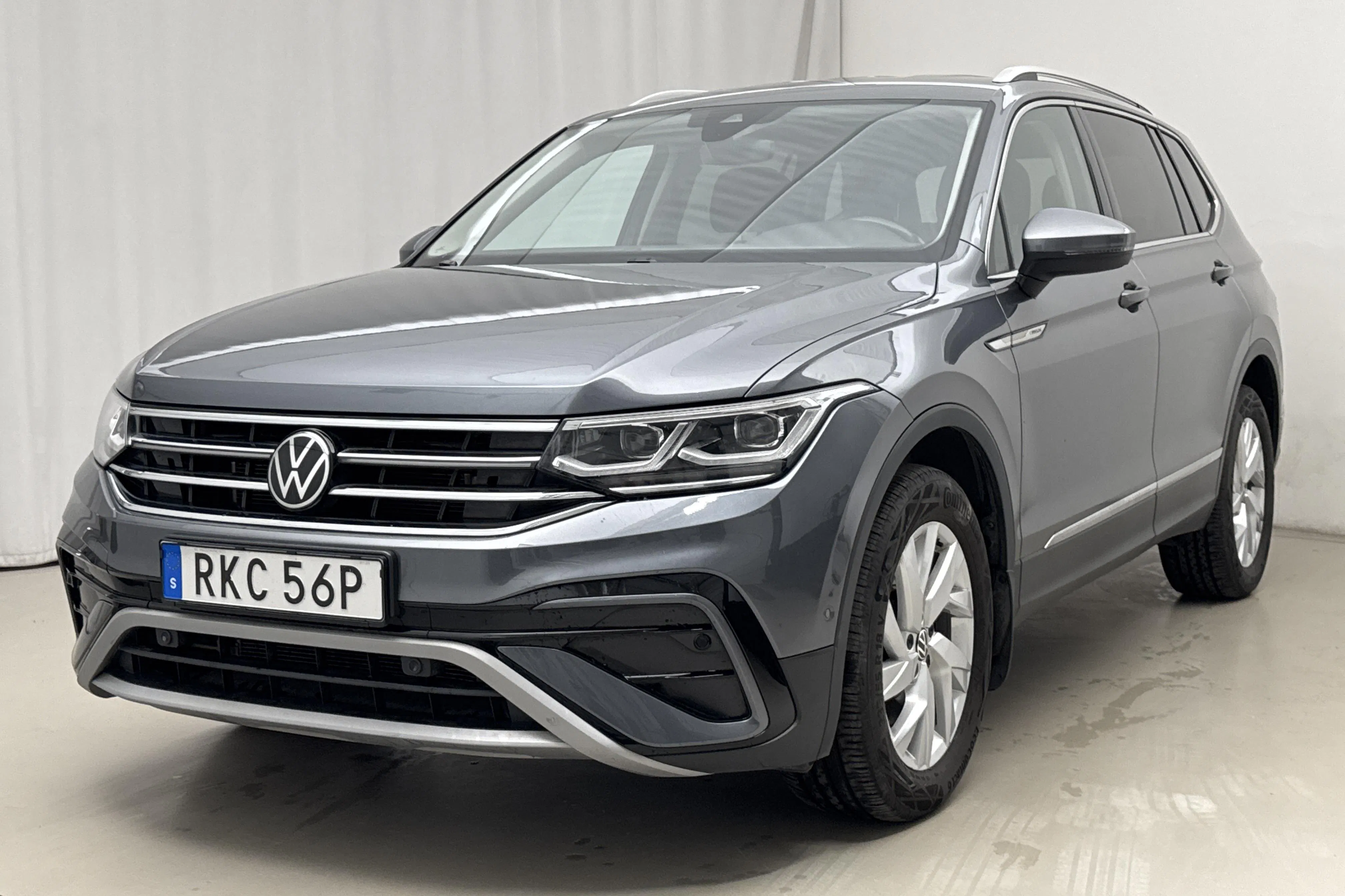 Presentationsfoto 1 av 24: VW Tiguan Allspace 2.0 TDI 4MOTION (200hk) - 11 599 mil - Automat - grå - 2023
