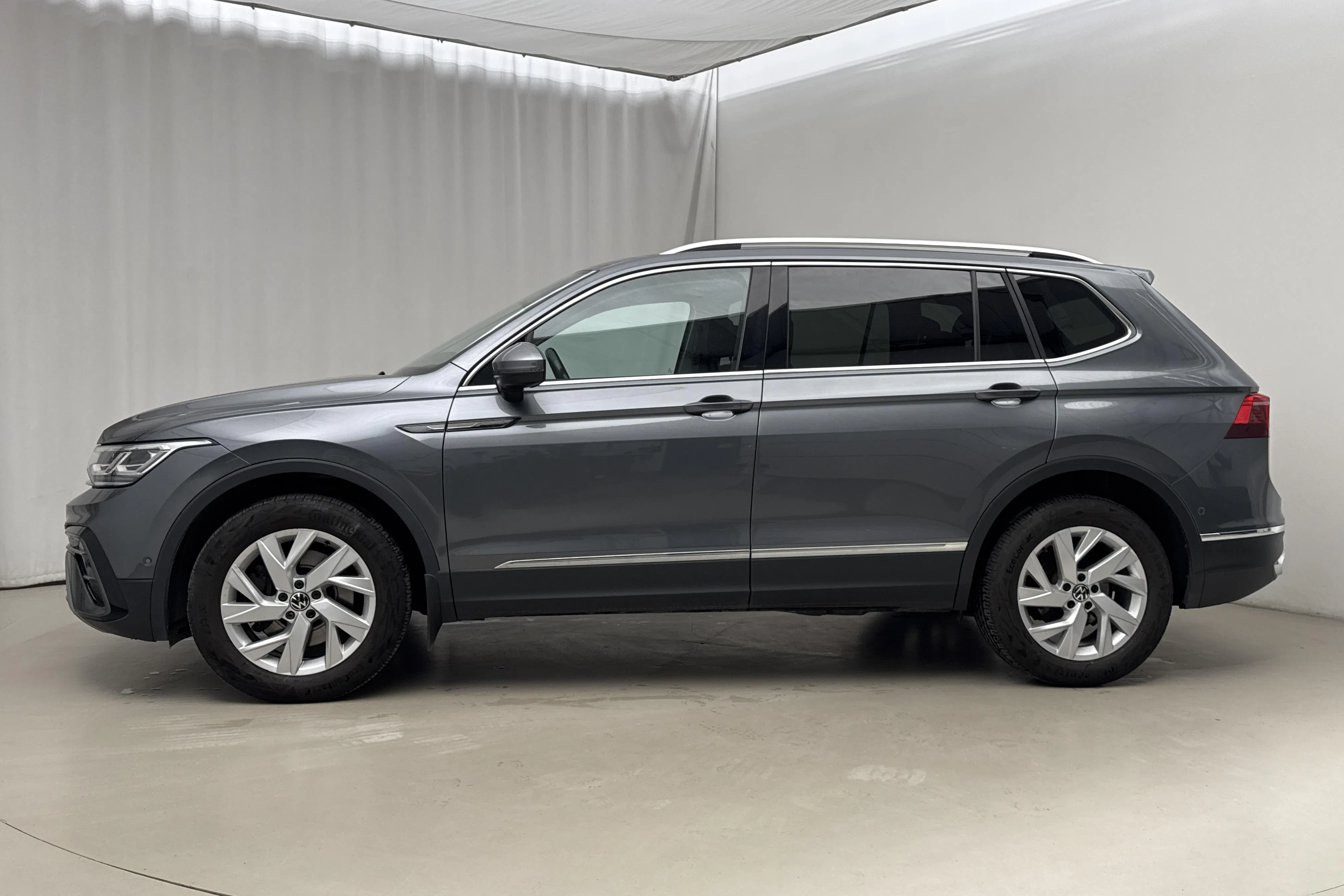 Presentationsfoto 2 av 24: VW Tiguan Allspace 2.0 TDI 4MOTION (200hk) - 11 599 mil - Automat - grå - 2023
