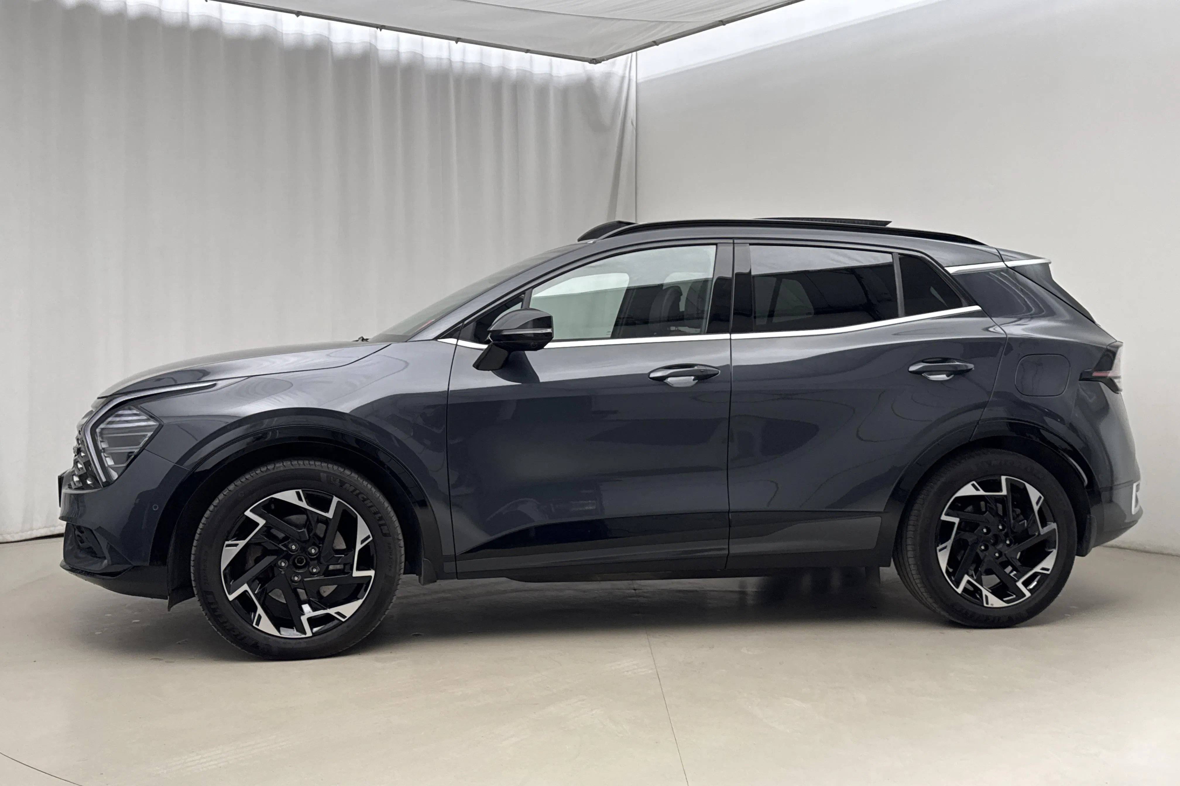Presentationsfoto 2 av 22: KIA Sportage PHEV AWD (265hk) - 7 549 mil - Automat - grå - 2022