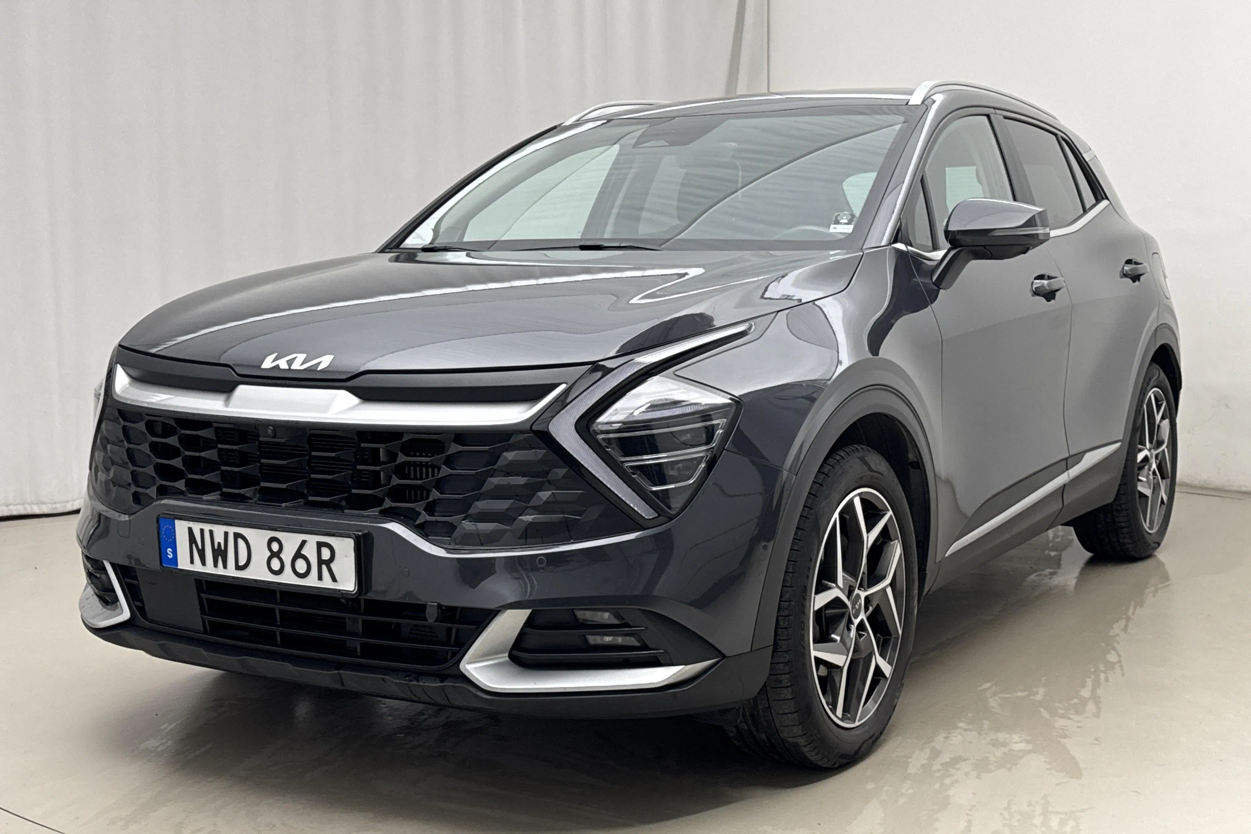 Presentationsfoto 1 av 21: KIA Sportage PHEV AWD (265hk) - 11 929 mil - Automat - grå - 2023