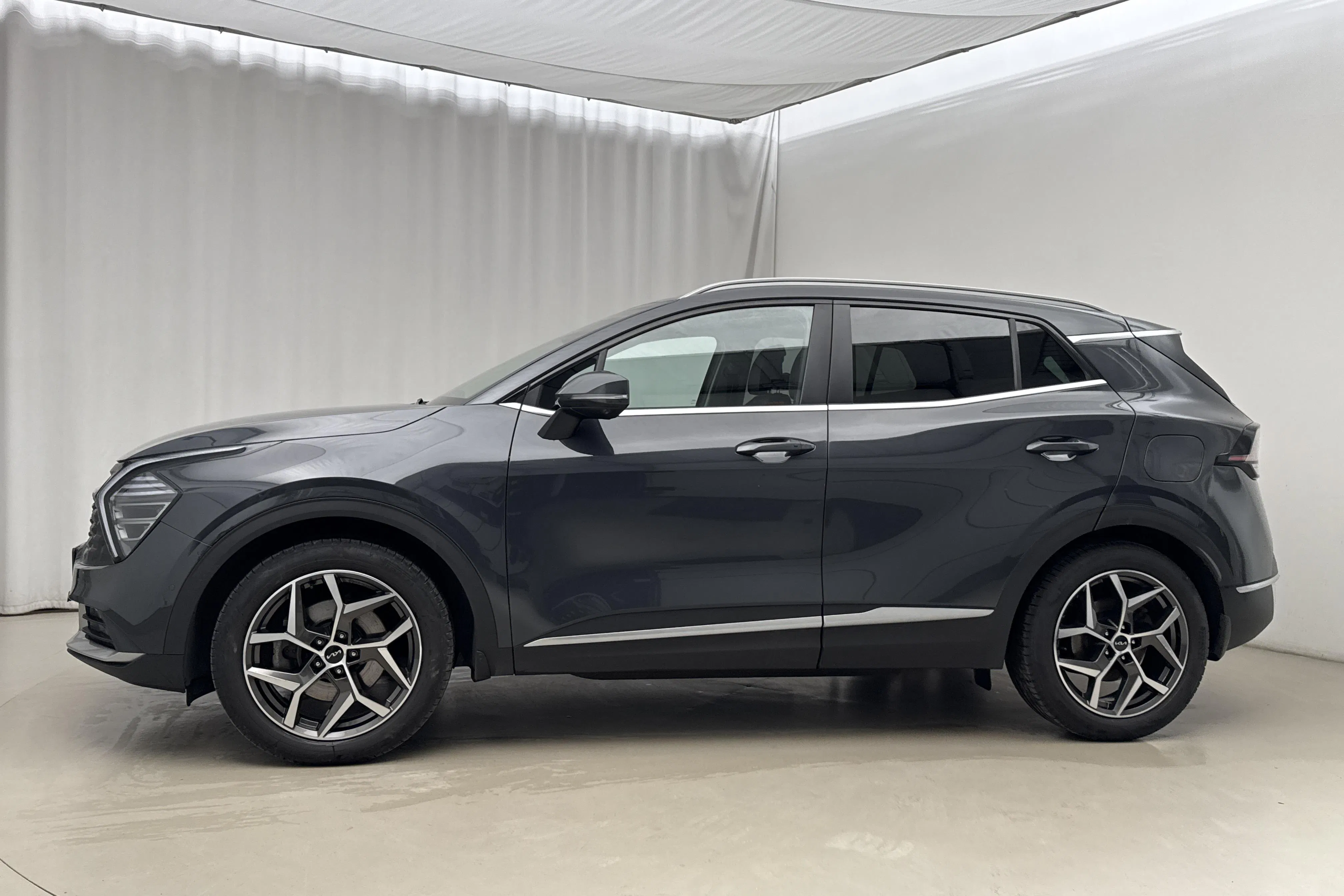 Presentationsfoto 2 av 21: KIA Sportage PHEV AWD (265hk) - 11 929 mil - Automat - grå - 2023
