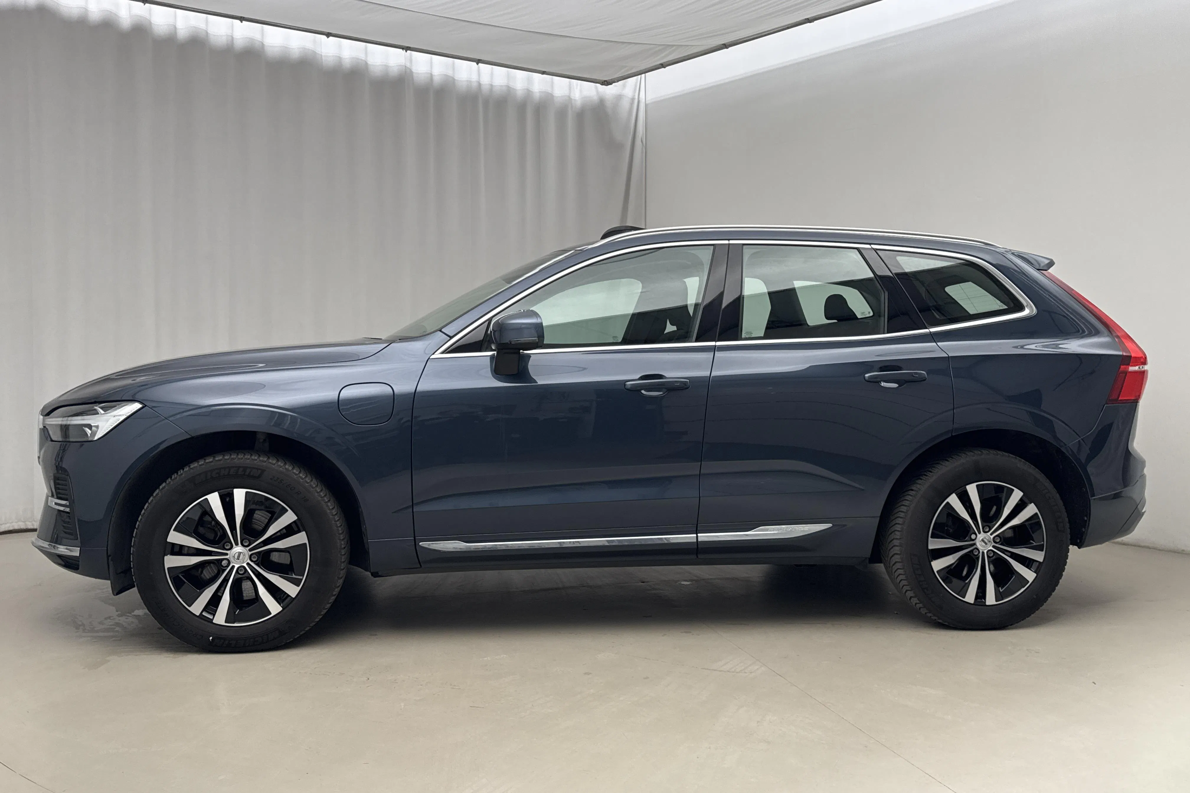 Presentationsfoto 2 av 23: Volvo XC60 T6 AWD Recharge (350hk) - 7 769 mil - Automat - Dark Blue - 2023